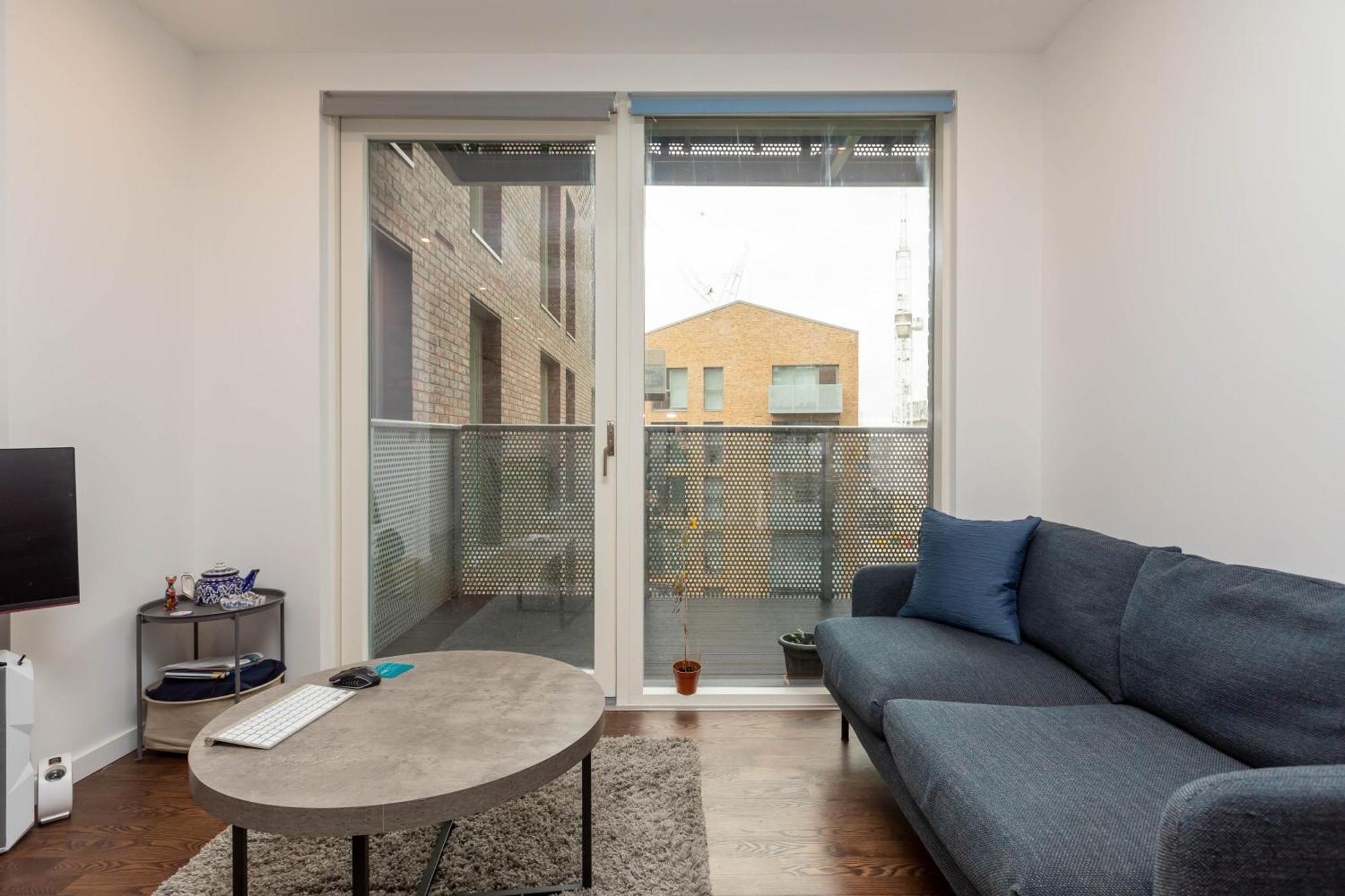 Modern 1 Bedroom With Balcony In Surrey Quays *