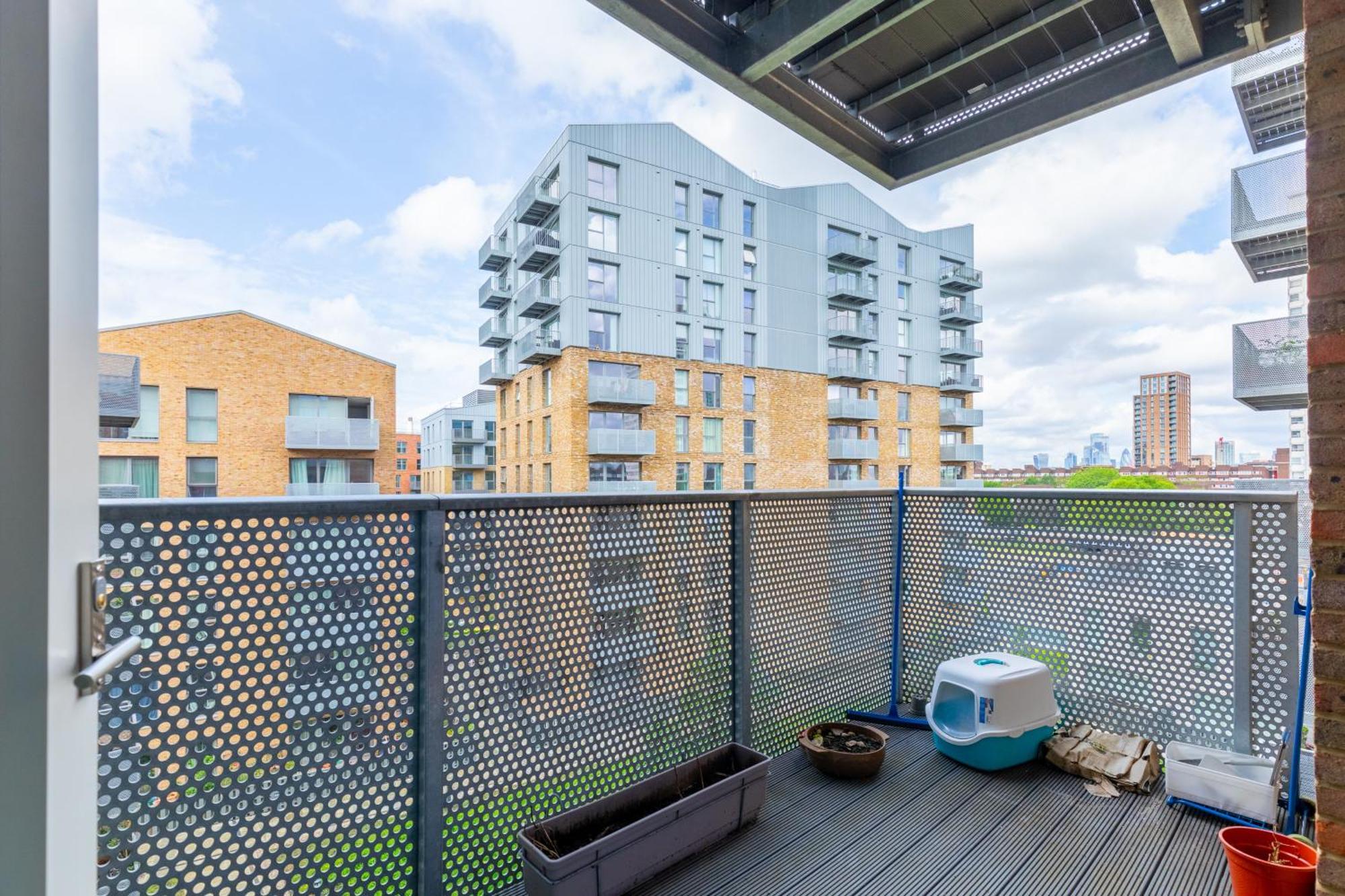 Modern 1 Bedroom With Balcony In Surrey Quays *