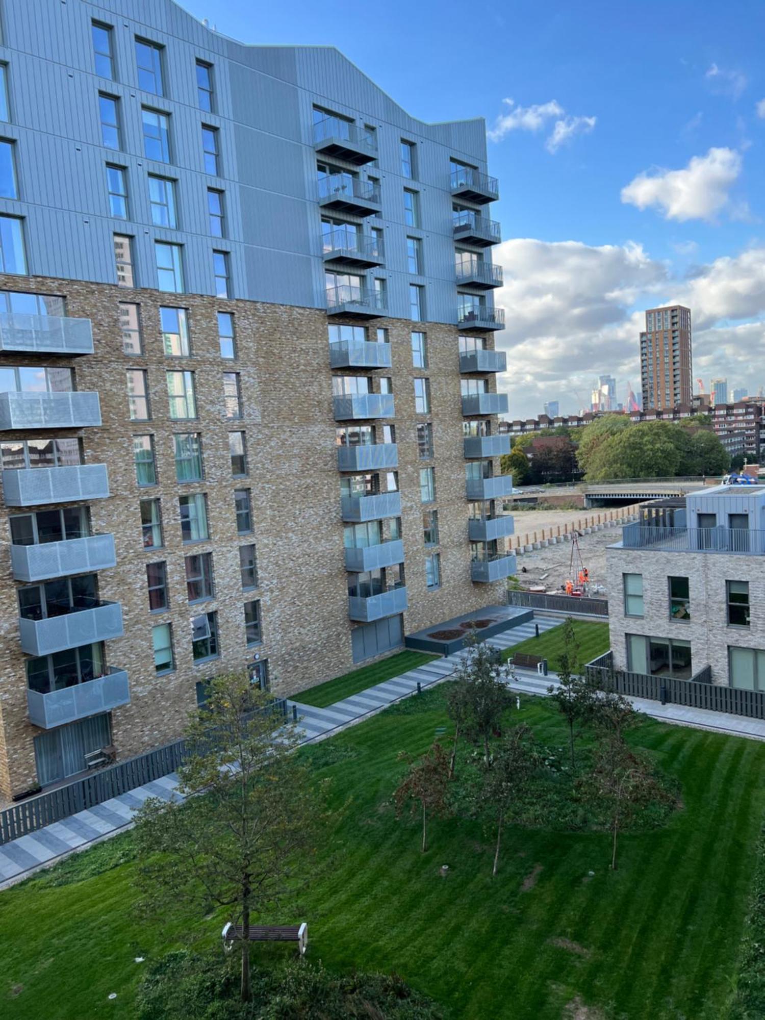 Modern 1 Bedroom With Balcony In Surrey Quays *