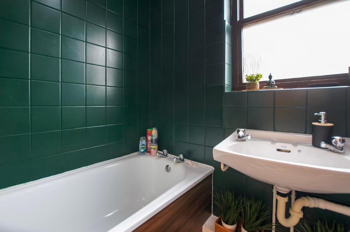 Hébergement de vacances 2bed Garden House W/hot Tub, Sauna & Cinema *