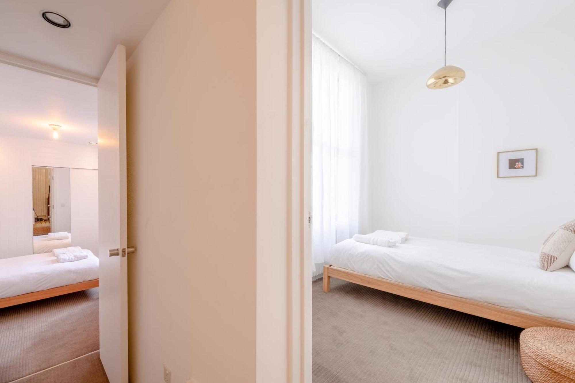Stylish & Light Victorian 2bd Flat - Holland Park * London