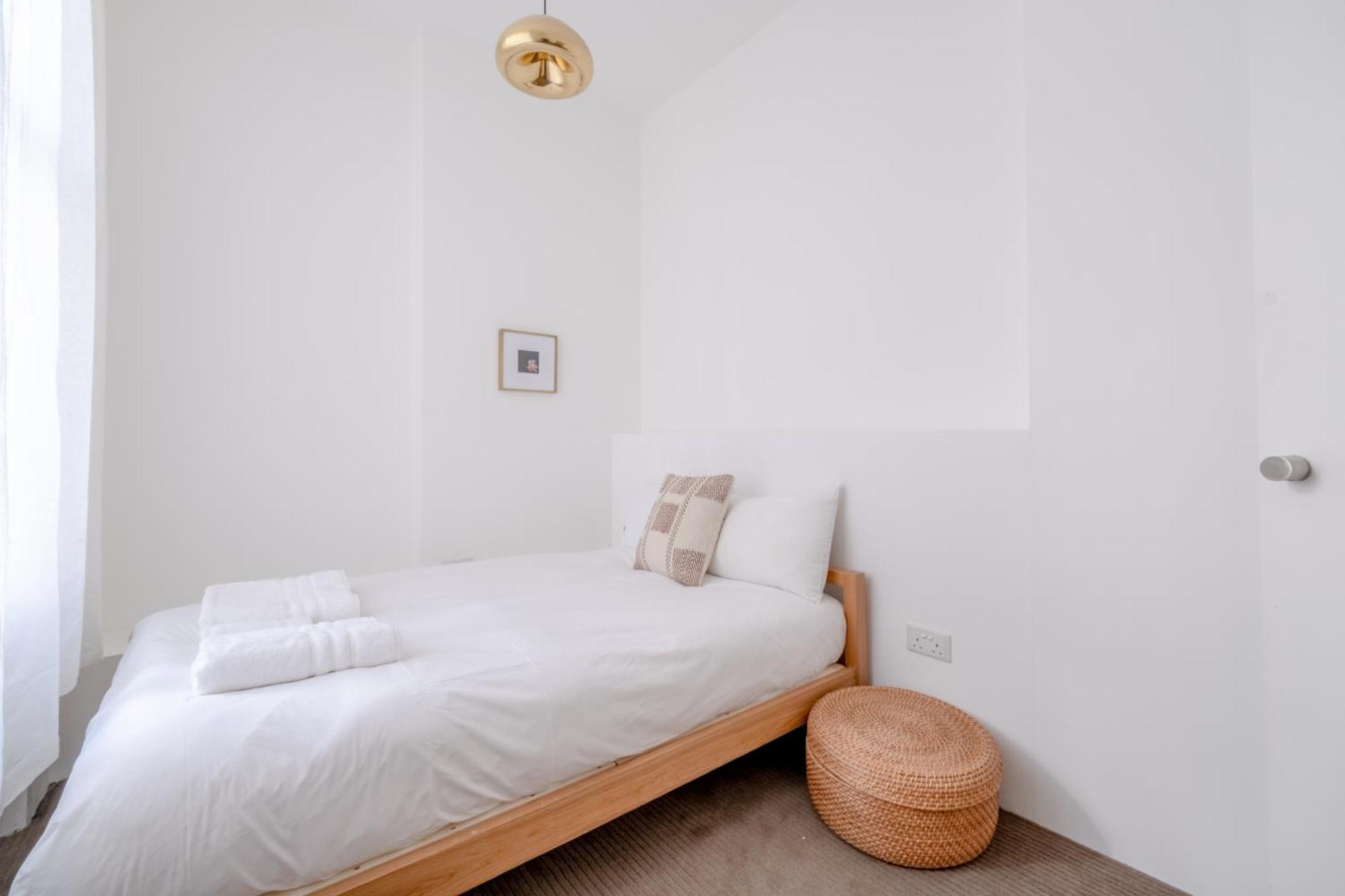 Stylish & Light Victorian 2bd Flat - Holland Park Apartment