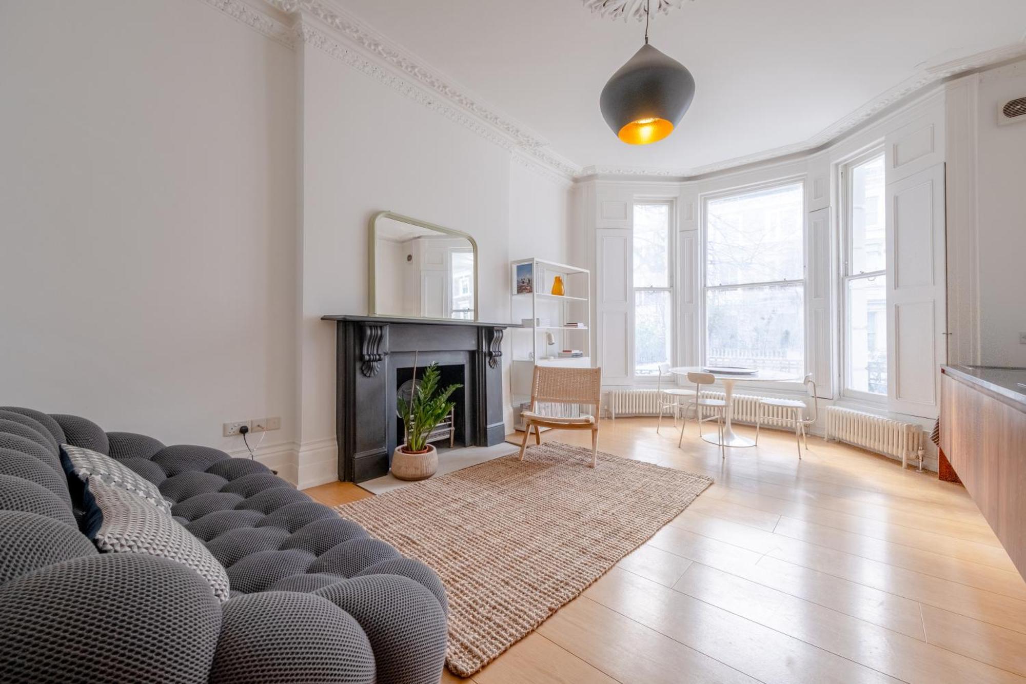 Stylish & Light Victorian 2bd Flat - Holland Park Apartment *