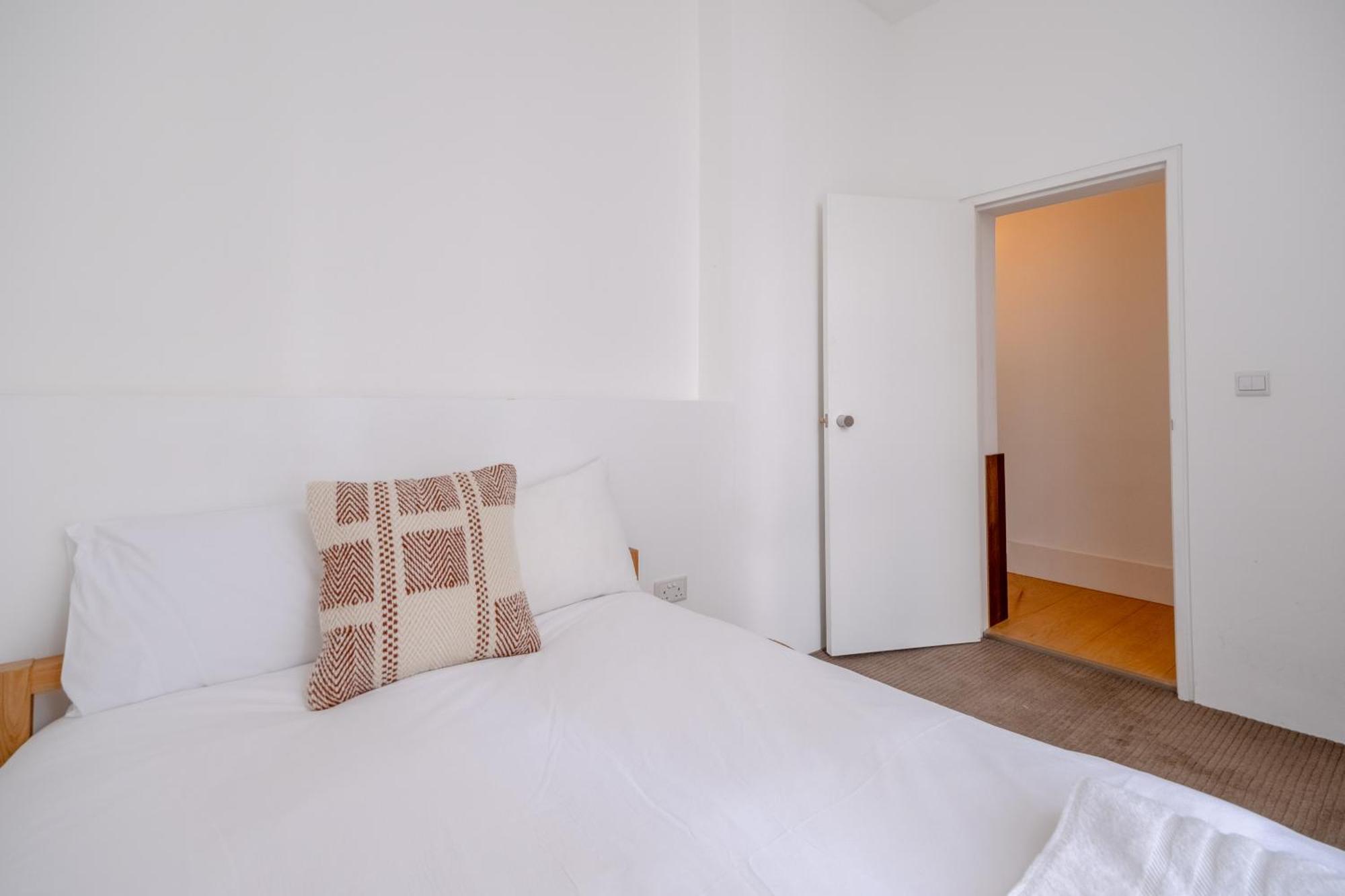 Stylish & Light Victorian 2bd Flat - Holland Park Apartment London