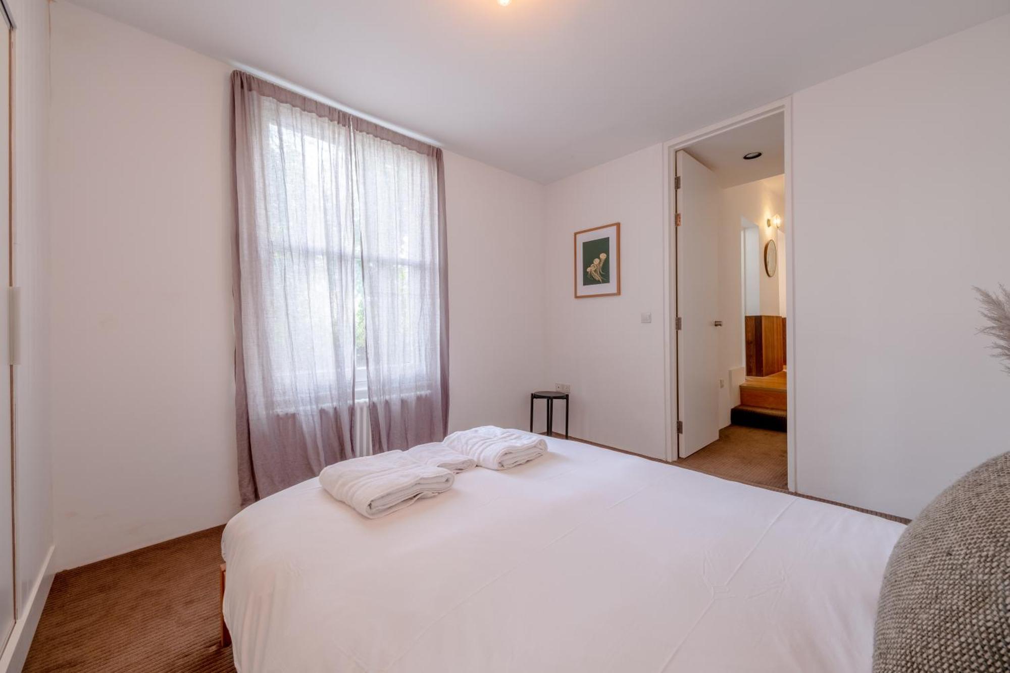 Stylish & Light Victorian 2bd Flat - Holland Park *