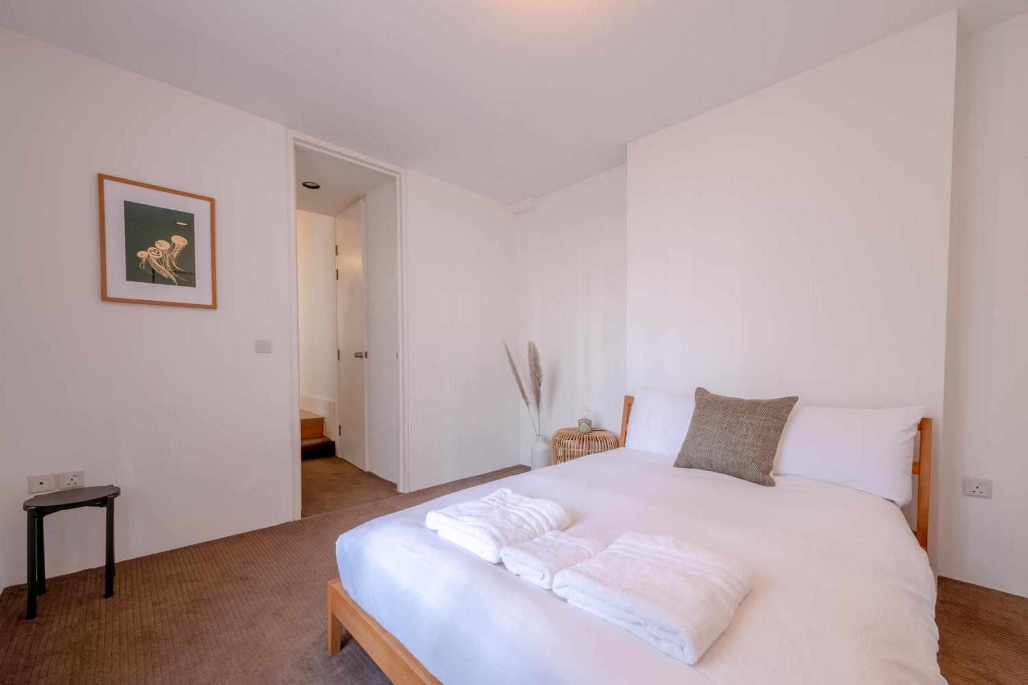 Stylish & Light Victorian 2bd Flat - Holland Park London