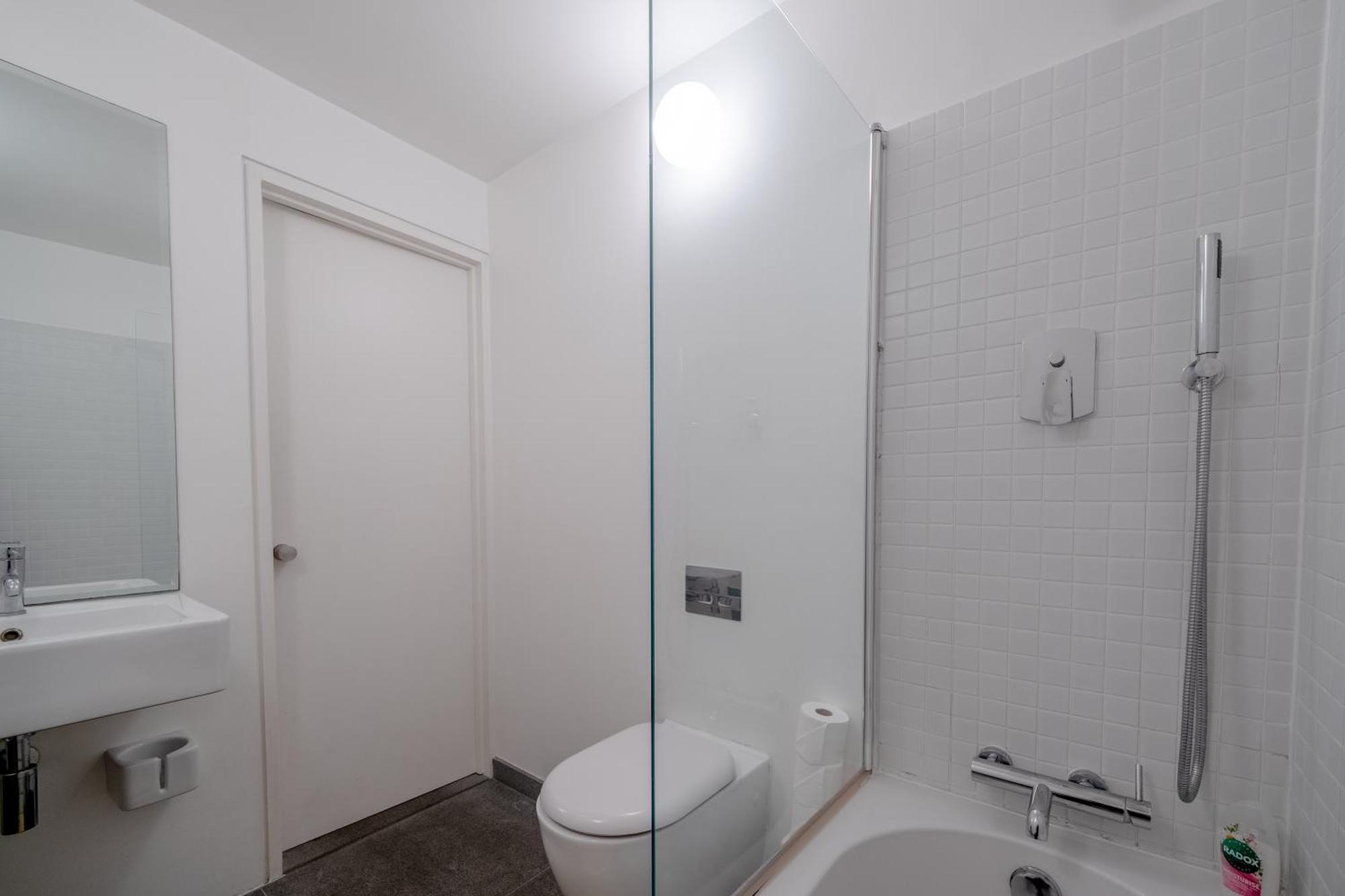 Stylish & Light Victorian 2bd Flat - Holland Park * London