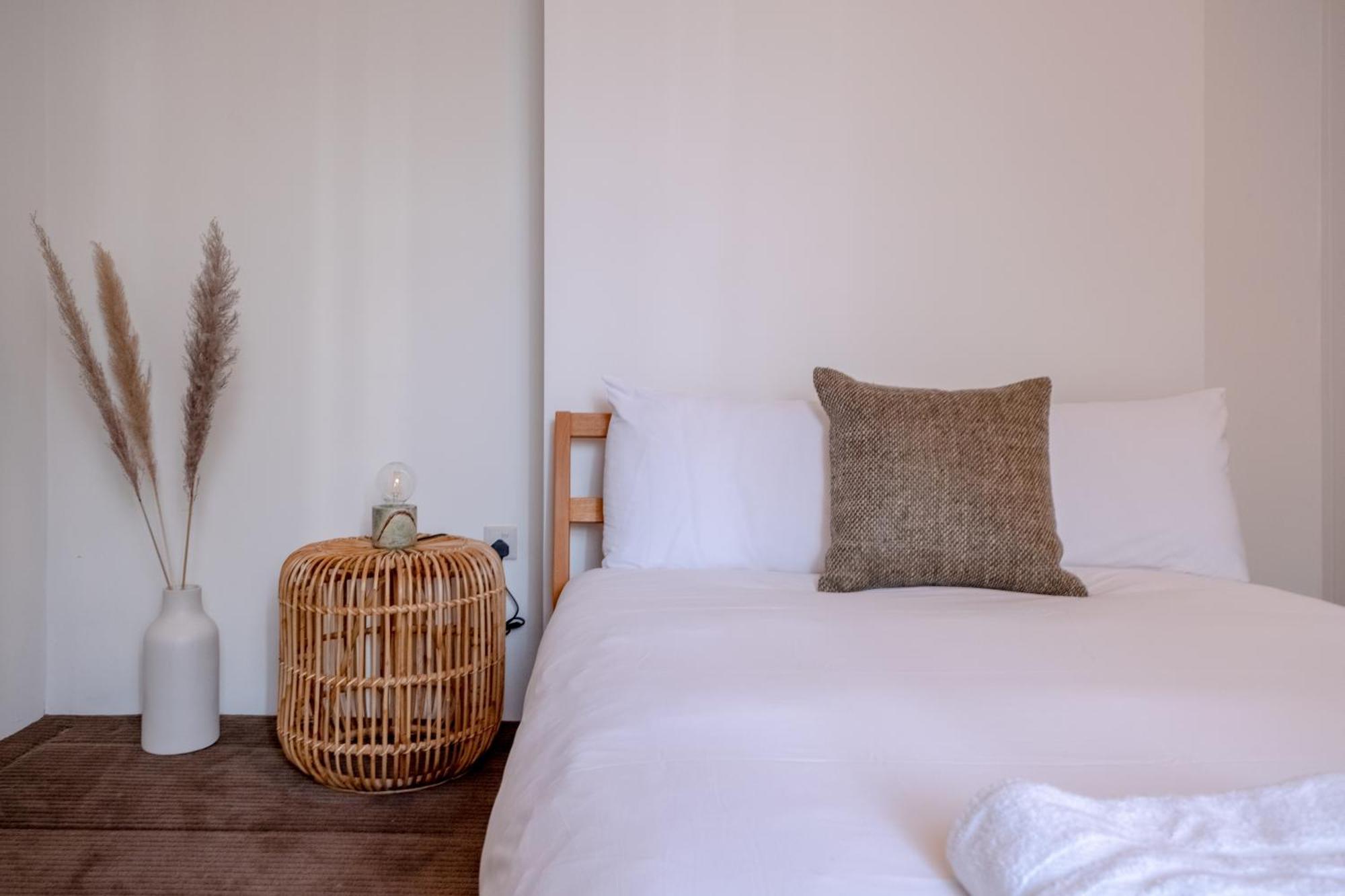 Stylish & Light Victorian 2bd Flat - Holland Park Apartment