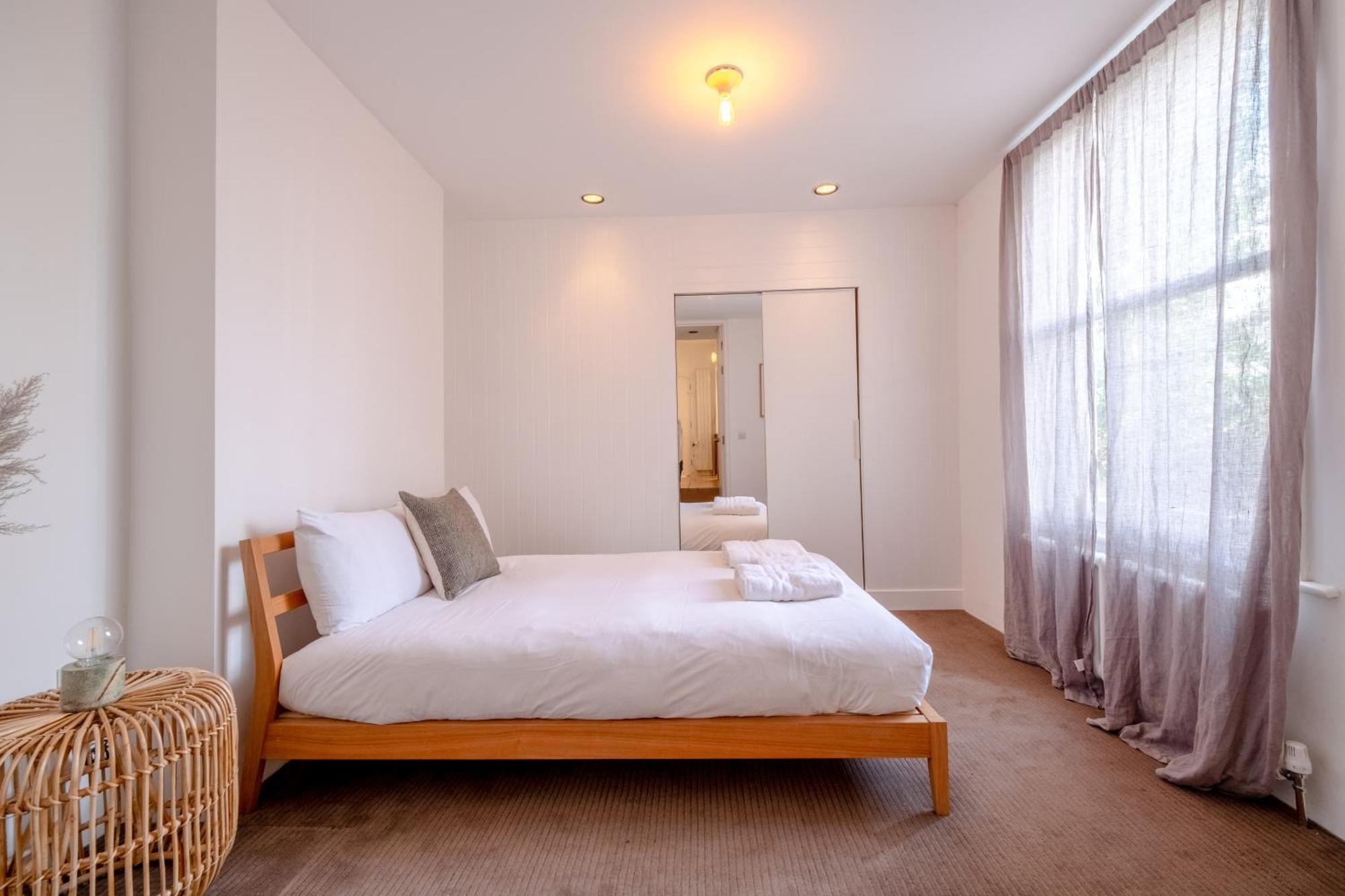 Stylish & Light Victorian 2bd Flat - Holland Park Apartment *