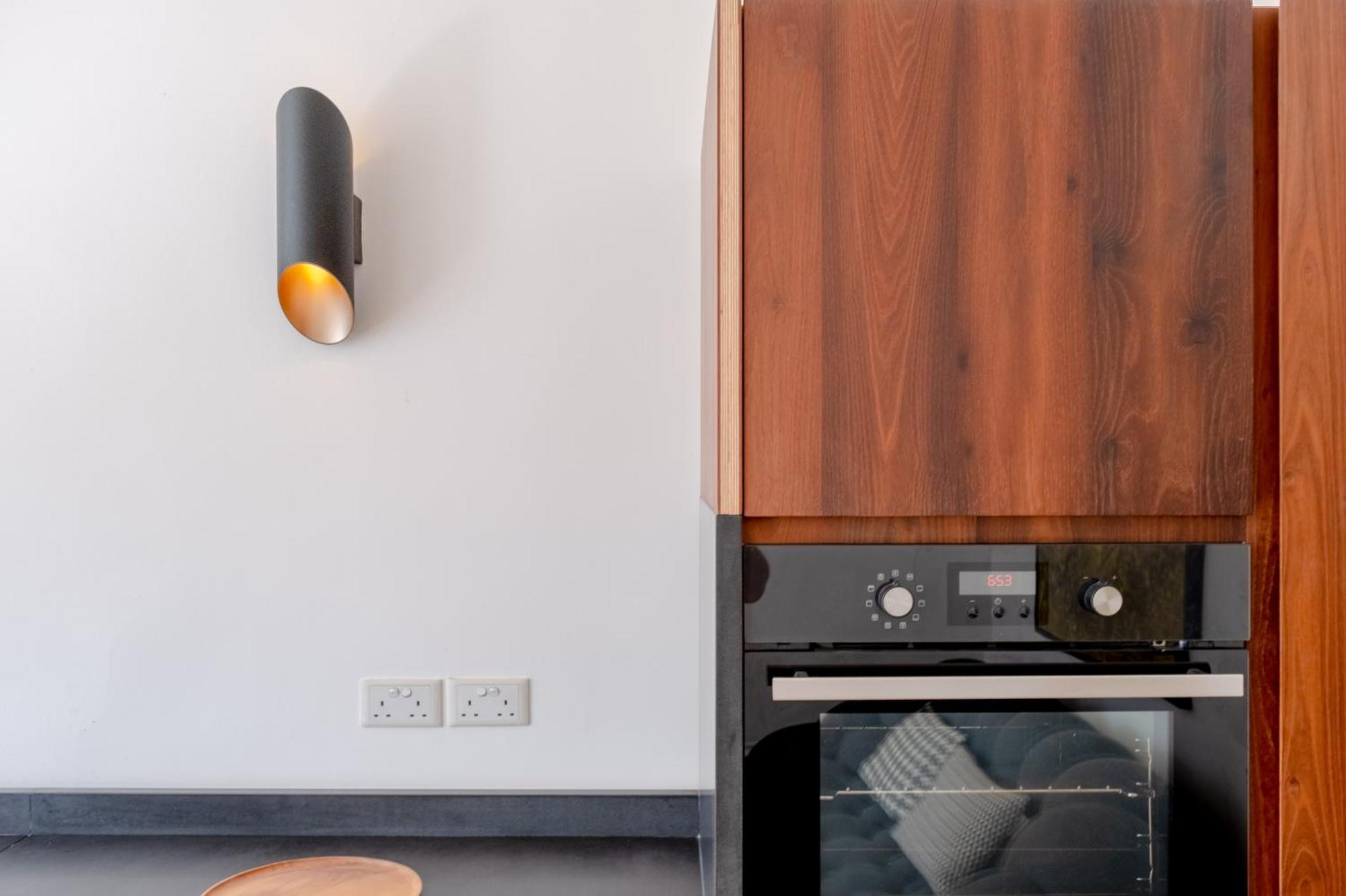 Stylish & Light Victorian 2bd Flat - Holland Park *