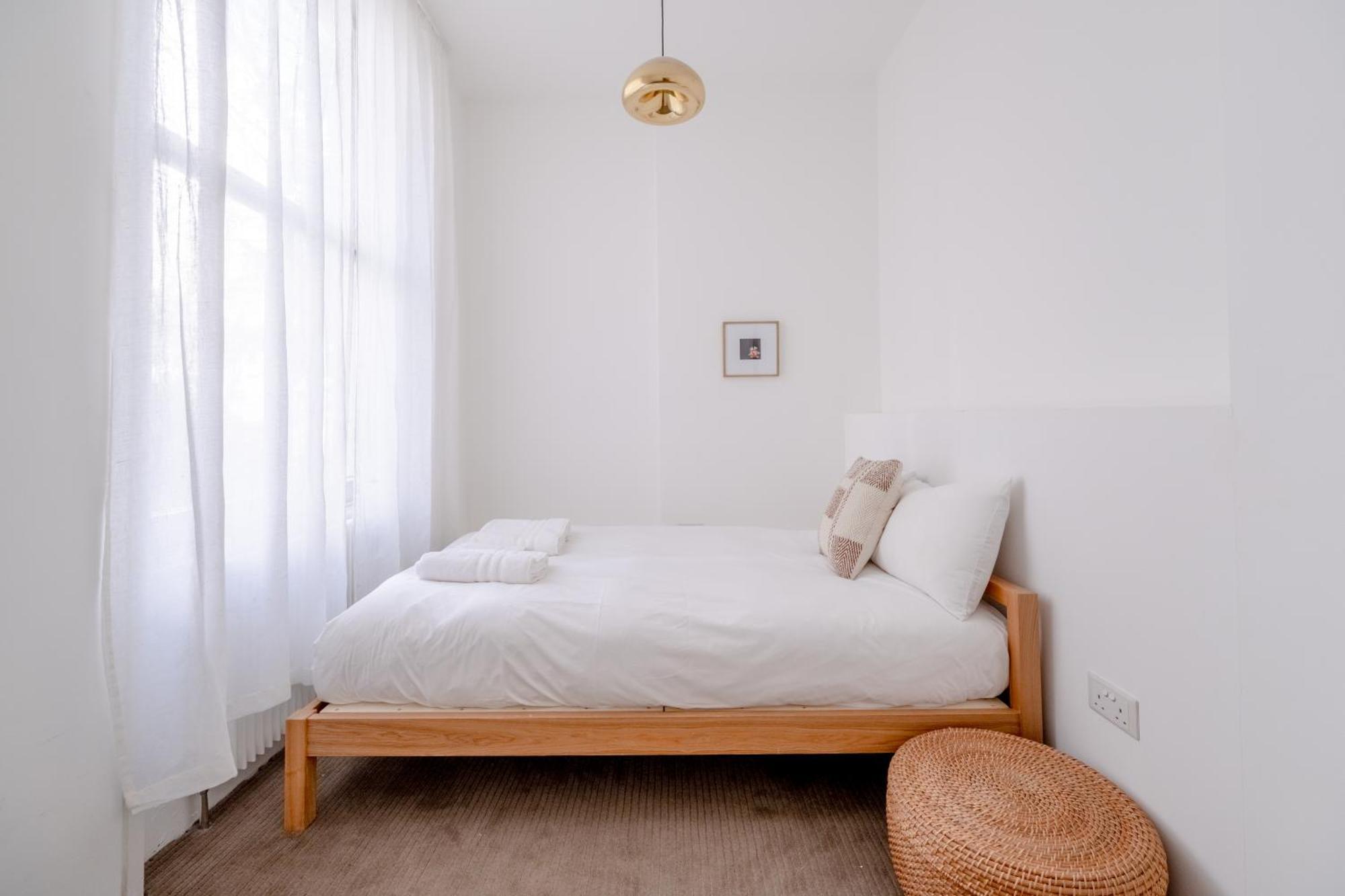 Stylish & Light Victorian 2bd Flat - Holland Park London