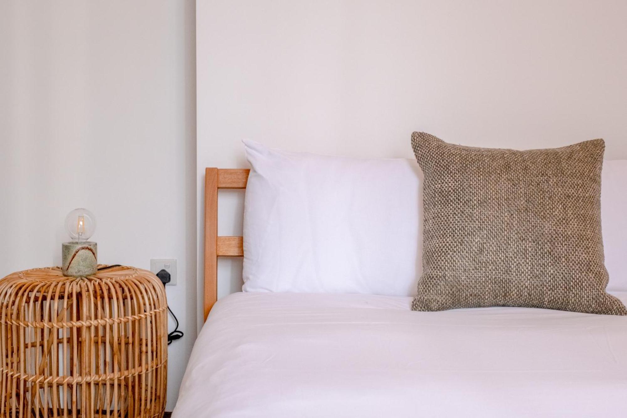 Stylish & Light Victorian 2bd Flat - Holland Park * London