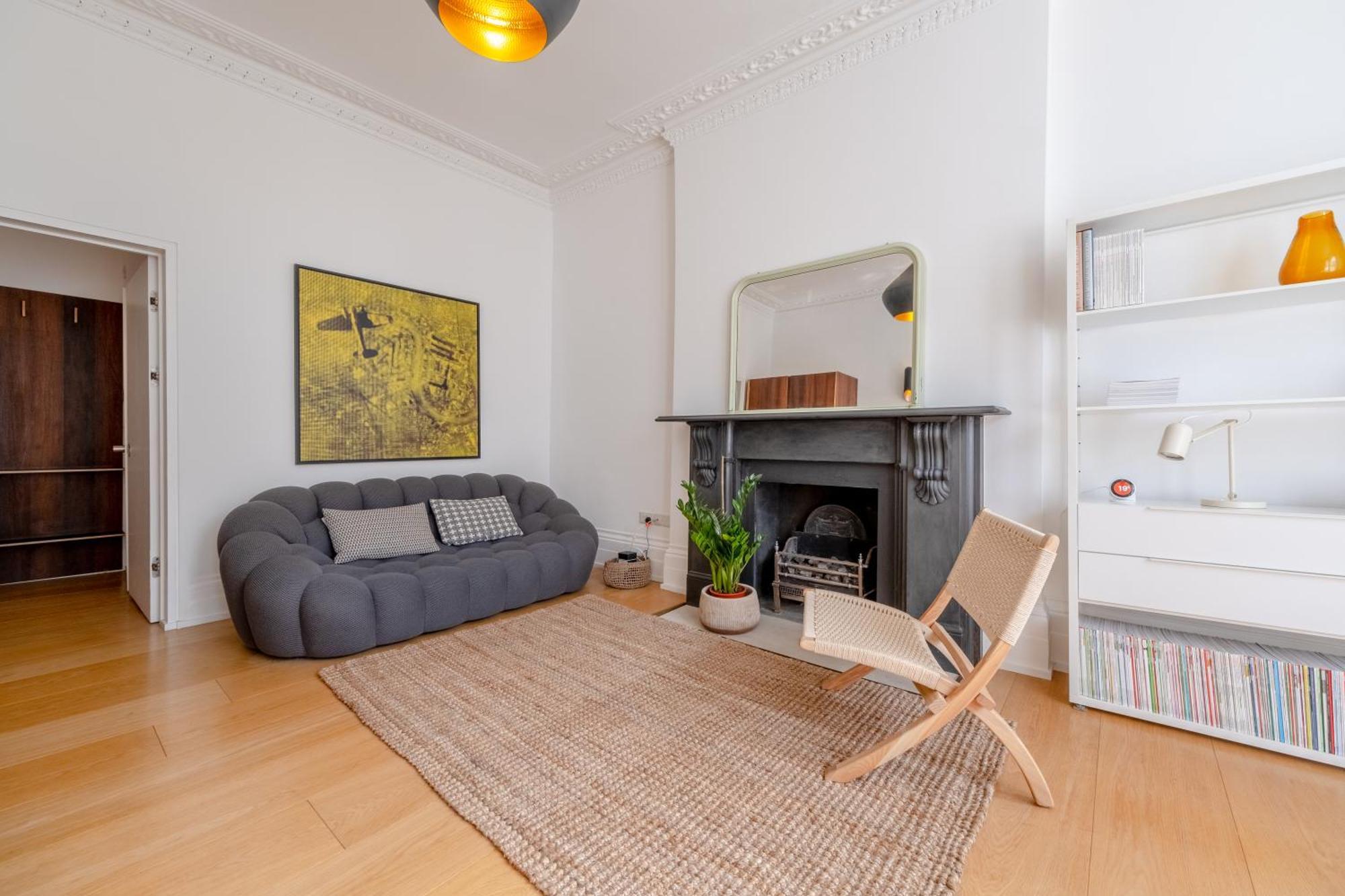 Stylish & Light Victorian 2bd Flat - Holland Park Apartment