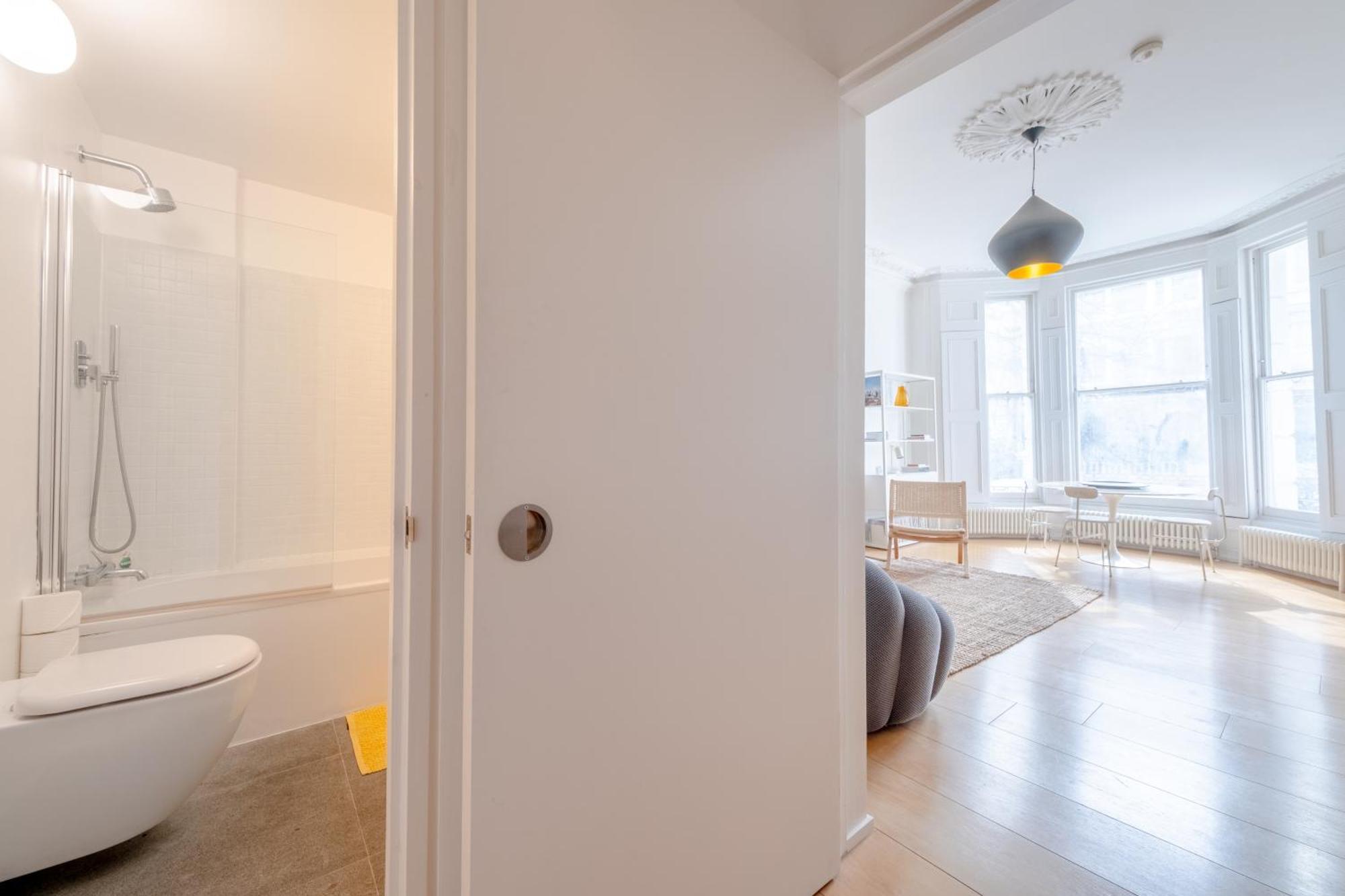 Stylish & Light Victorian 2bd Flat - Holland Park Apartment *