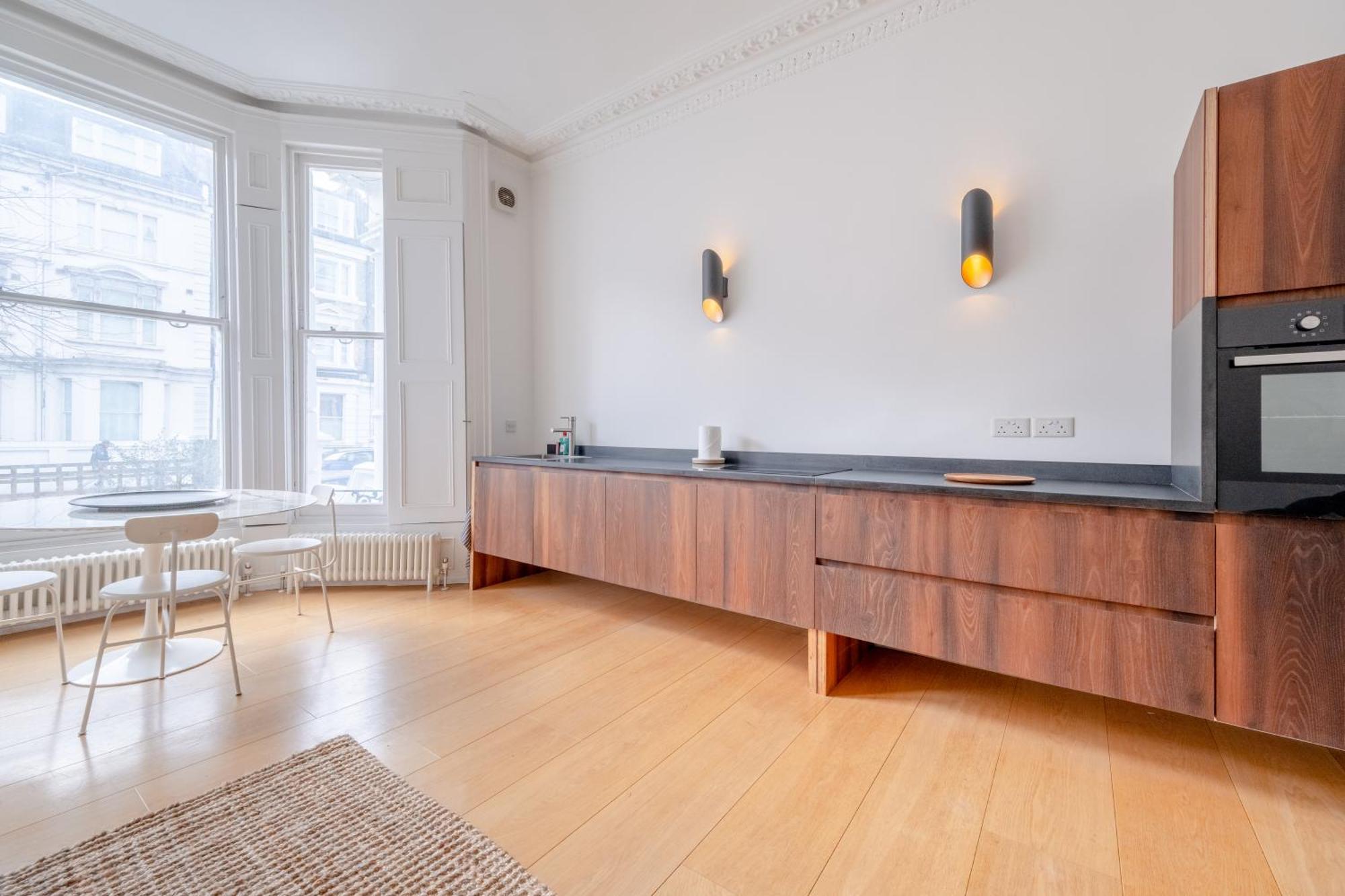 Stylish & Light Victorian 2bd Flat - Holland Park Apartment London
