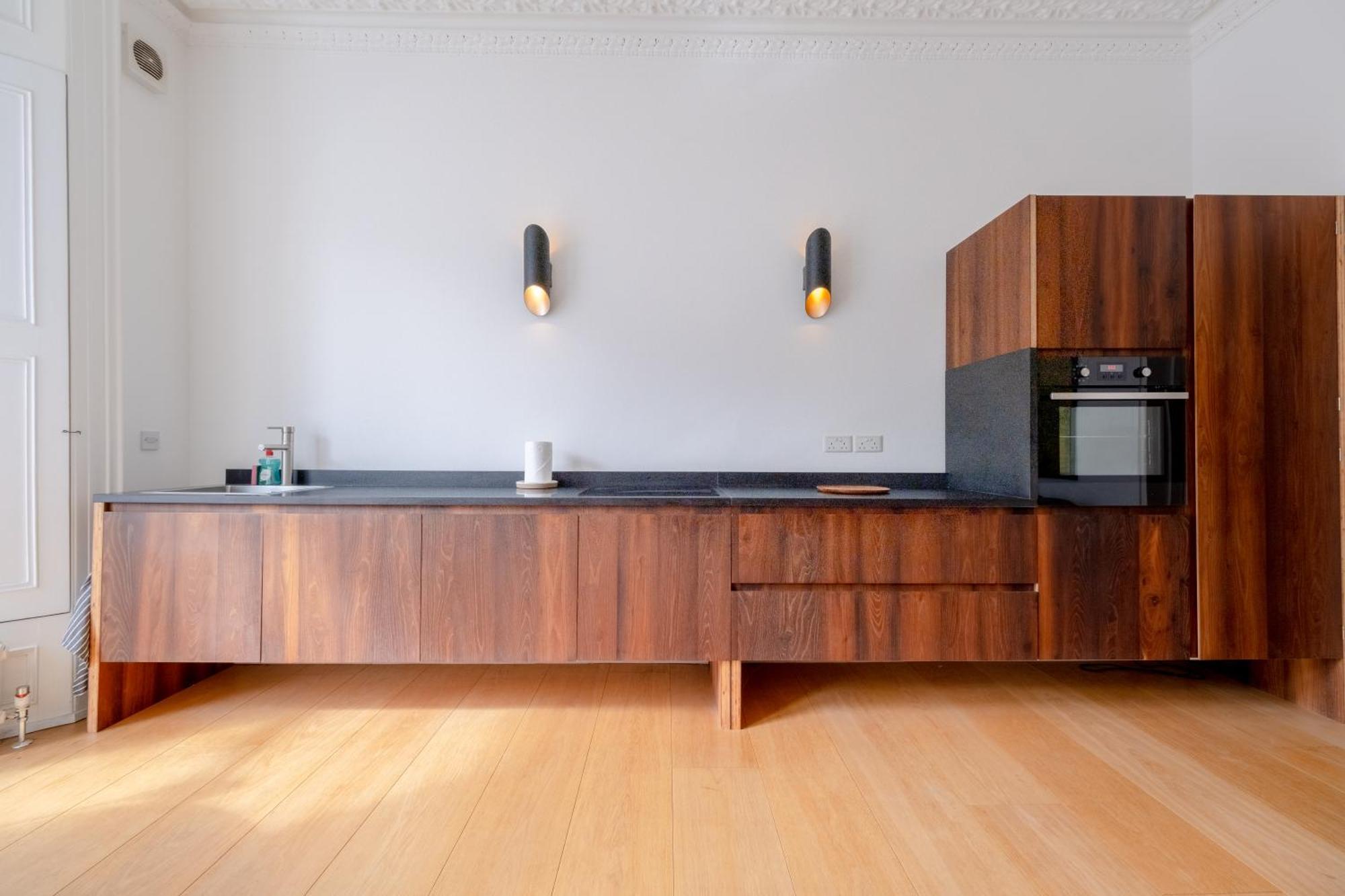 Stylish & Light Victorian 2bd Flat - Holland Park London
