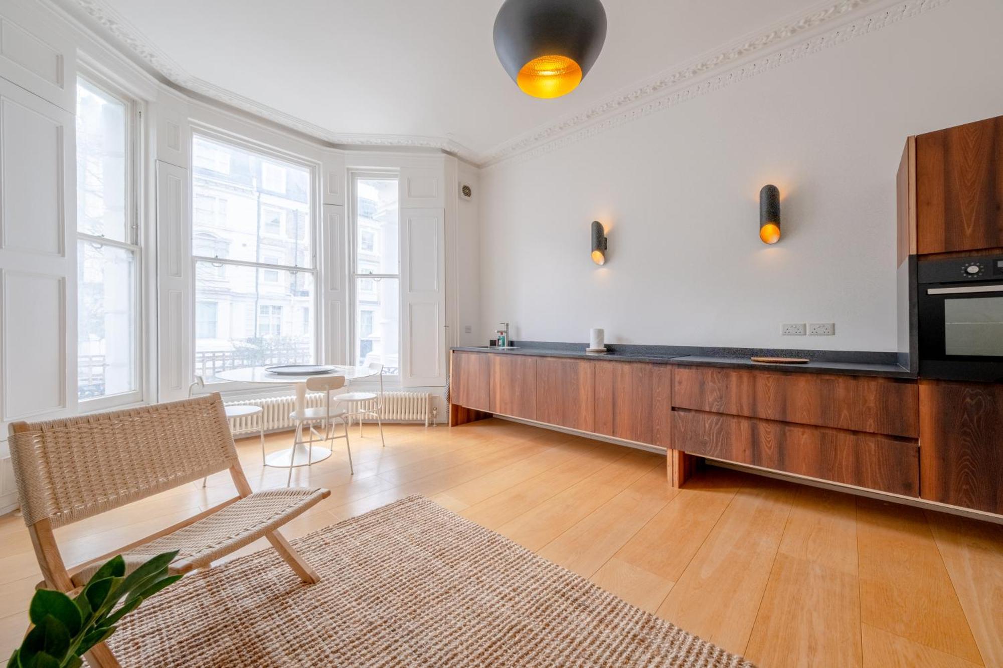 Stylish & Light Victorian 2bd Flat - Holland Park London