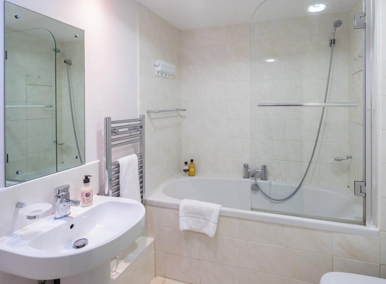 Modern Luxury Apartment, Sleeps Five, Barons Court Appartement Londres