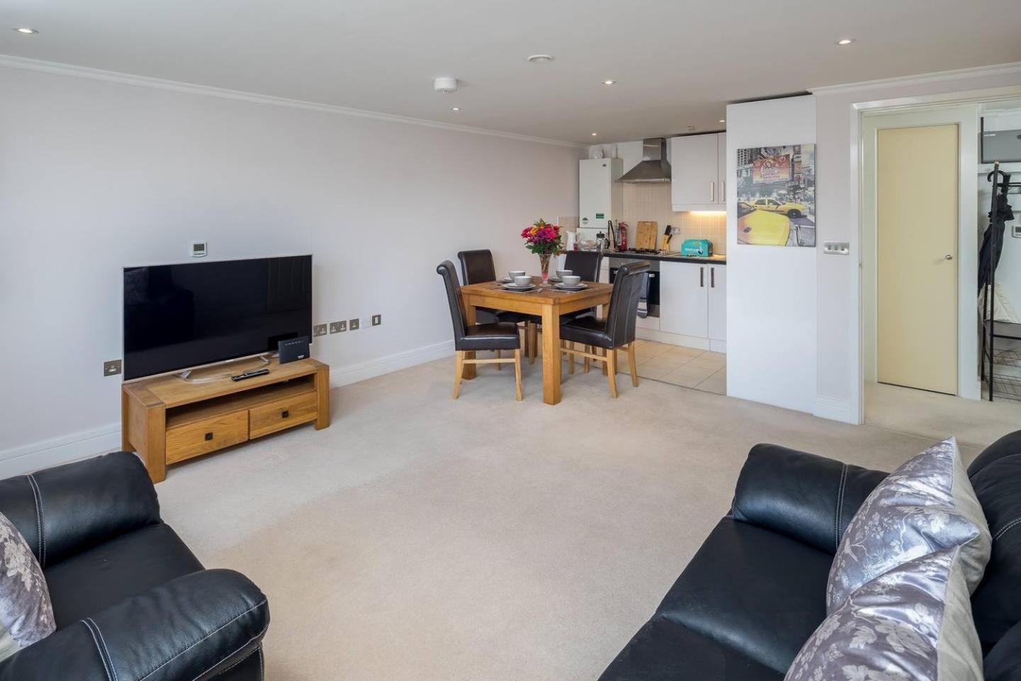 Modern Luxury Apartment, Sleeps Five, Barons Court Londres