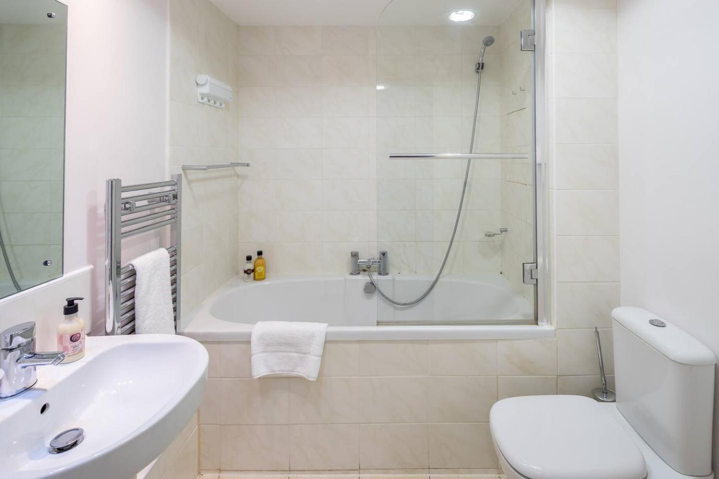 Modern Luxury Apartment, Sleeps Five, Barons Court * Londres