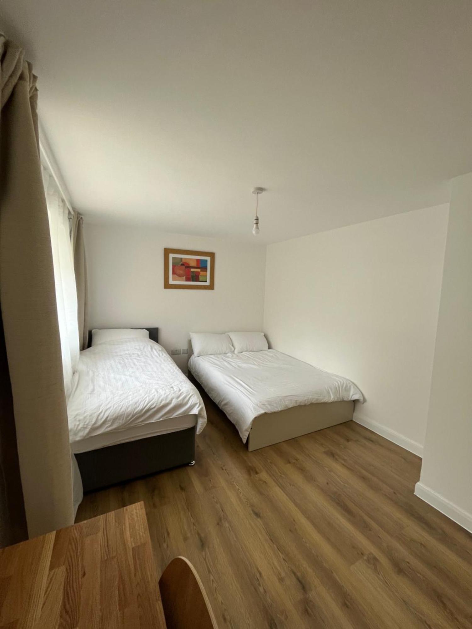 Apartment 2bd East Sleeps 7! London