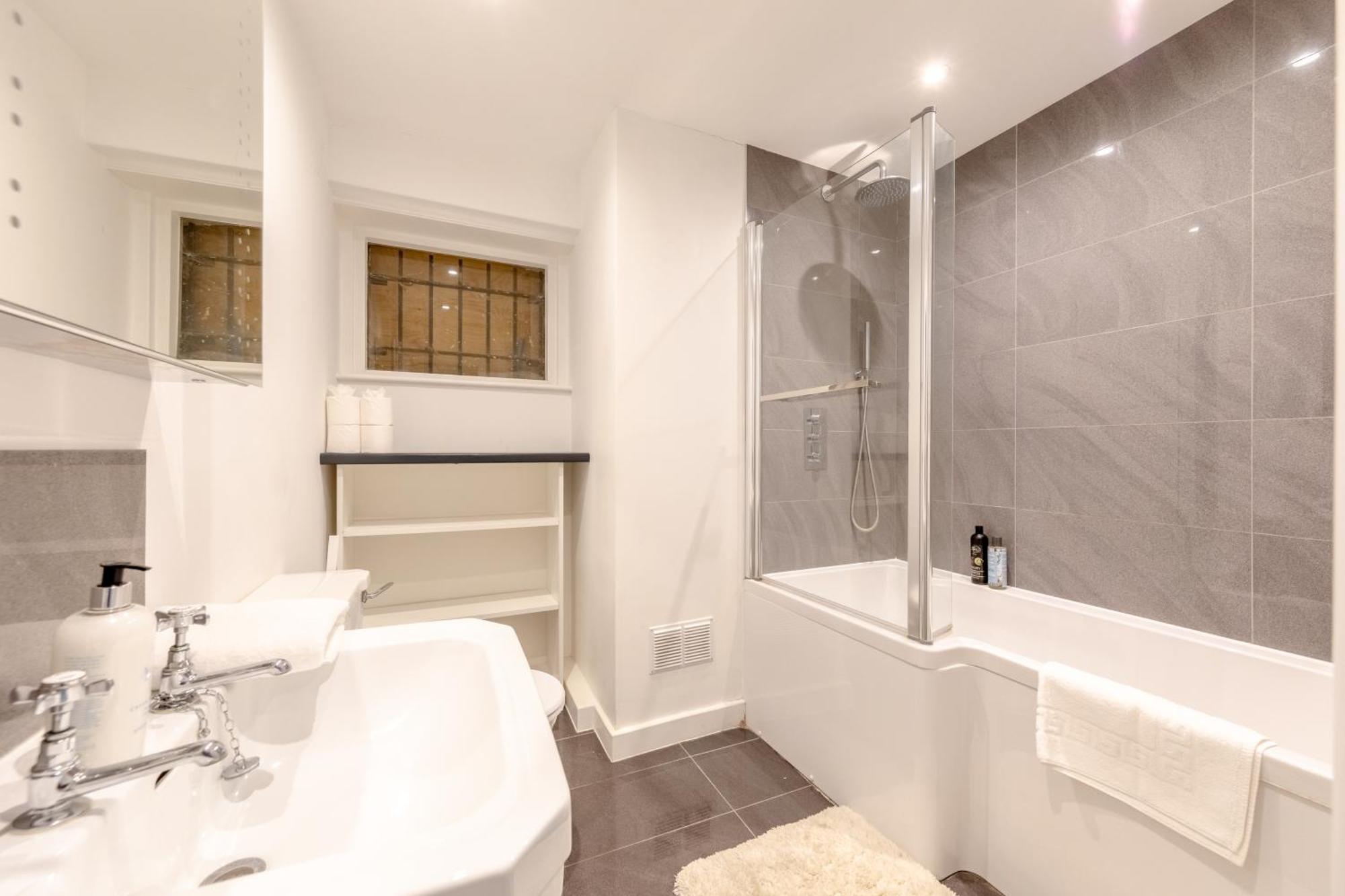 Beautifully Refurbished 2bd Flat- Clapham *