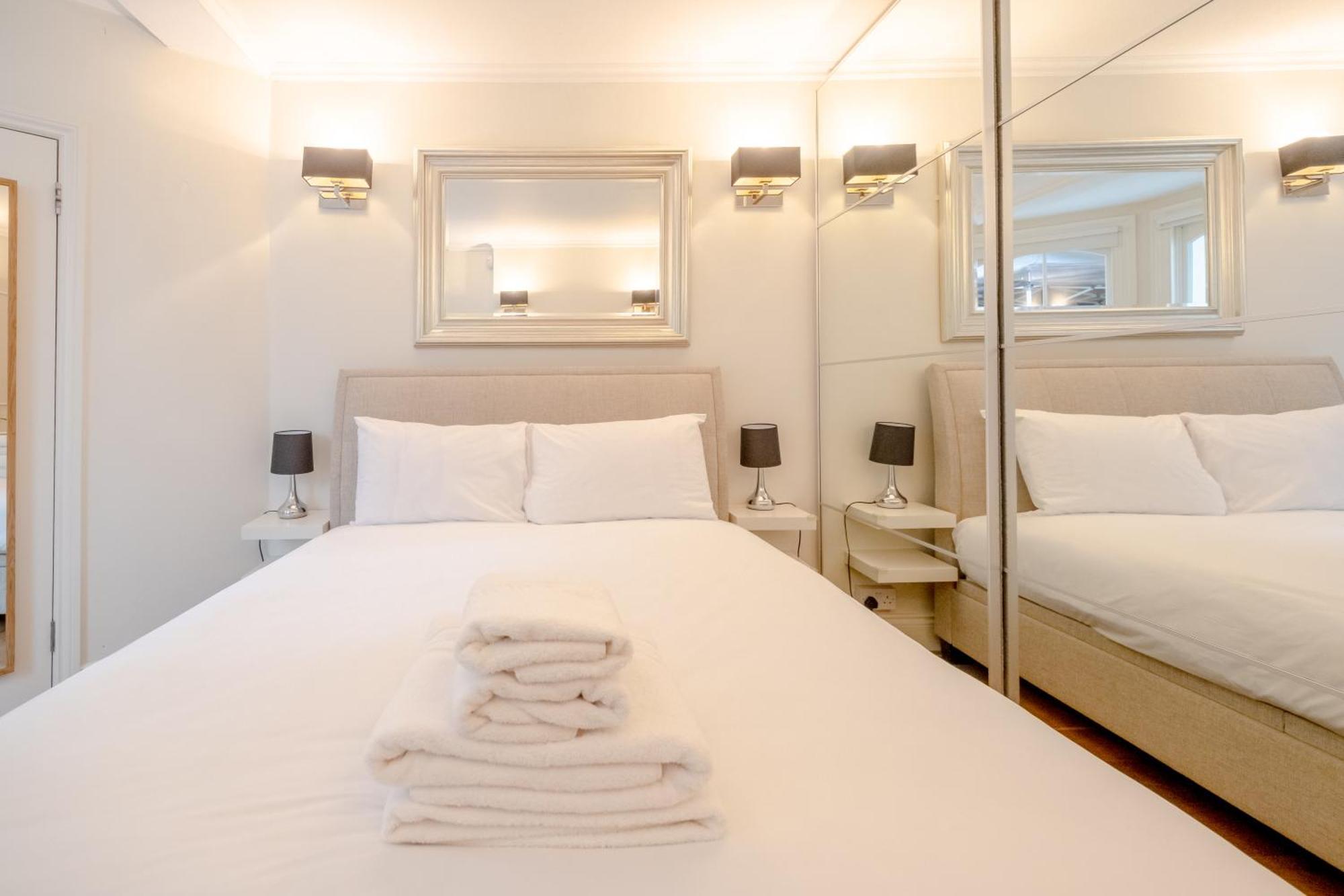 Gorgeous 2bd Flat With Patio - South Kensington! Appartement
