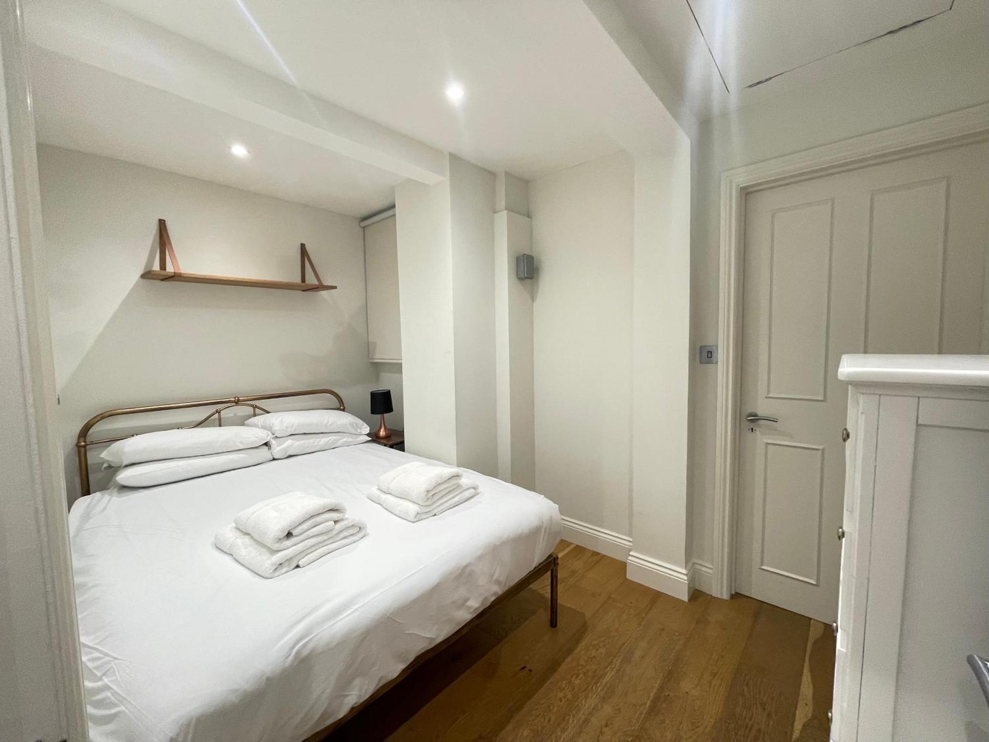 Gorgeous 2bd Flat With Patio - South Kensington! Appartement