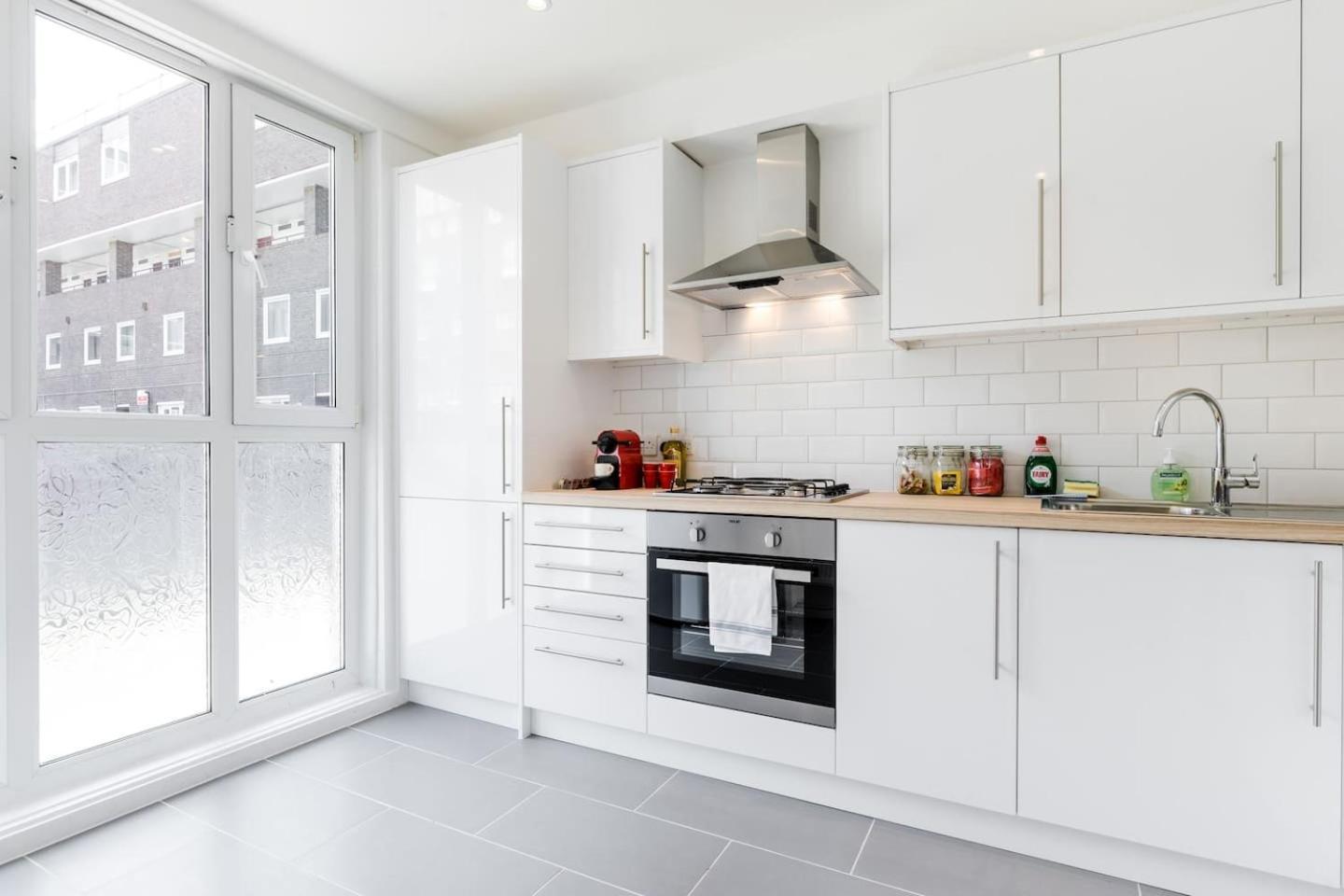 Cosy 4 Bed In London- Sleeps 8