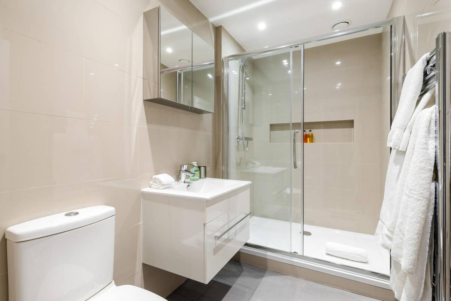 Cosy 4 Bed In London- Sleeps 8 * Londres