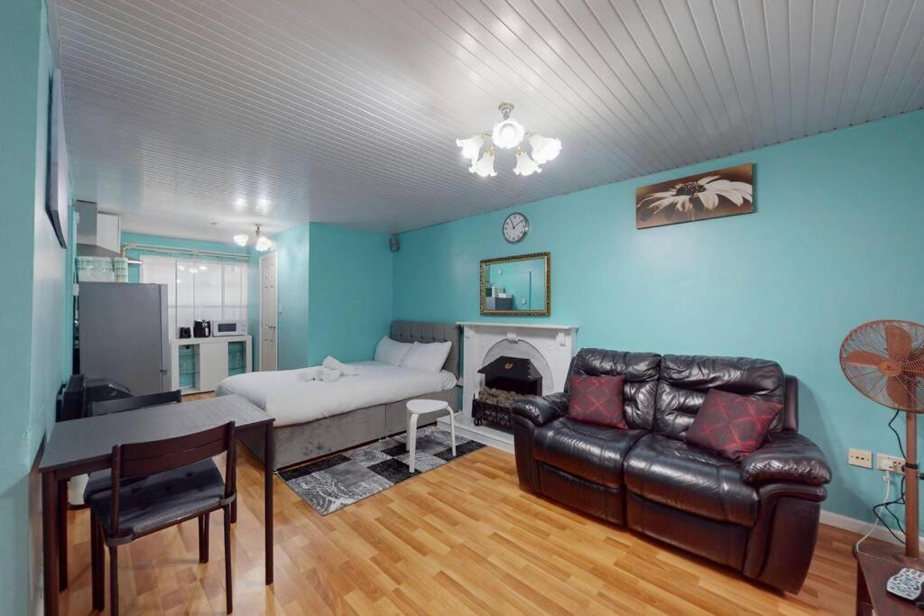 Cozy Near Airport, Excel & Dlr Apartment