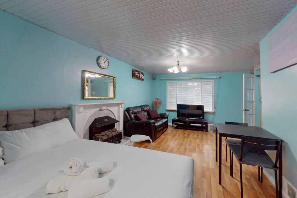 Cozy Near Airport, Excel & Dlr Apartment *