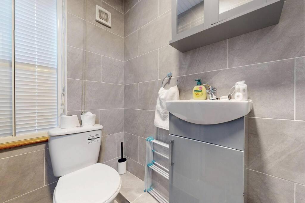 Apartment Cozy Near Airport, Excel & Dlr