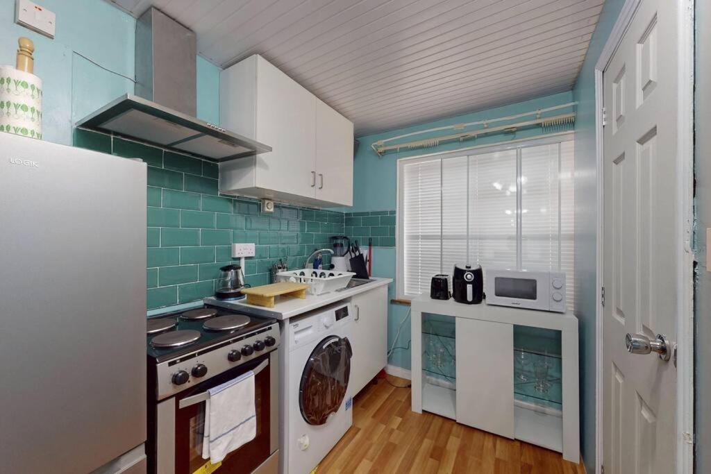 Cozy Near Airport, Excel & Dlr * London