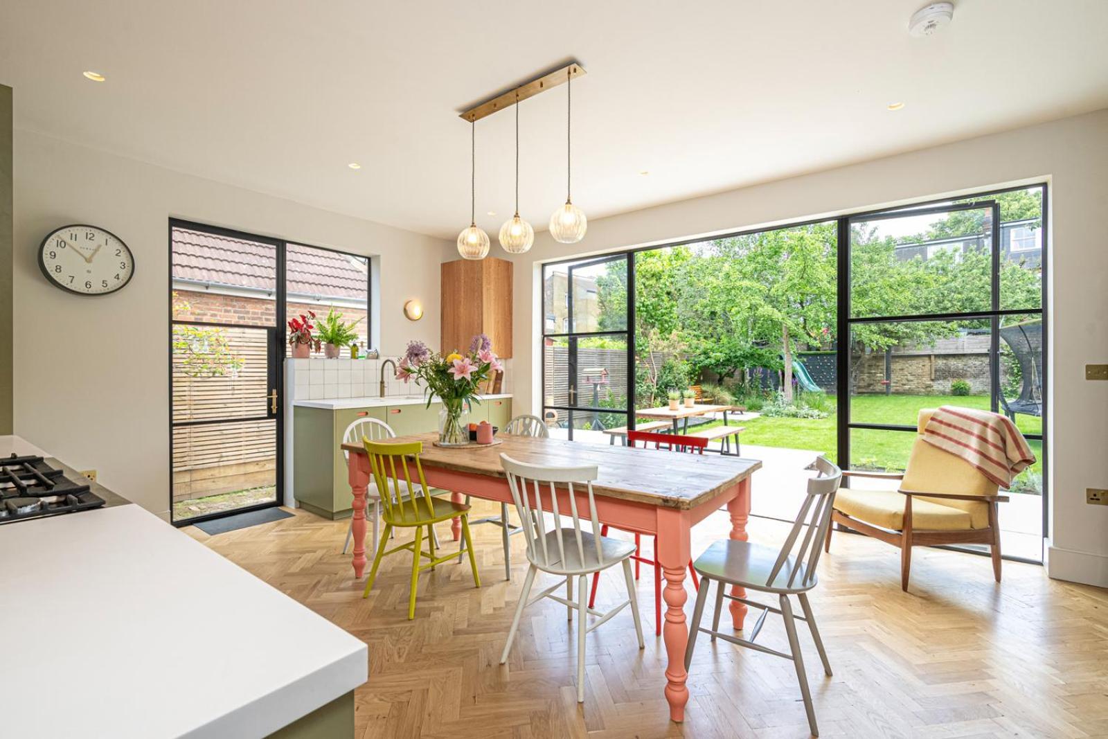 Chic And Colourful Family By Underthedoormat Hébergement de vacances