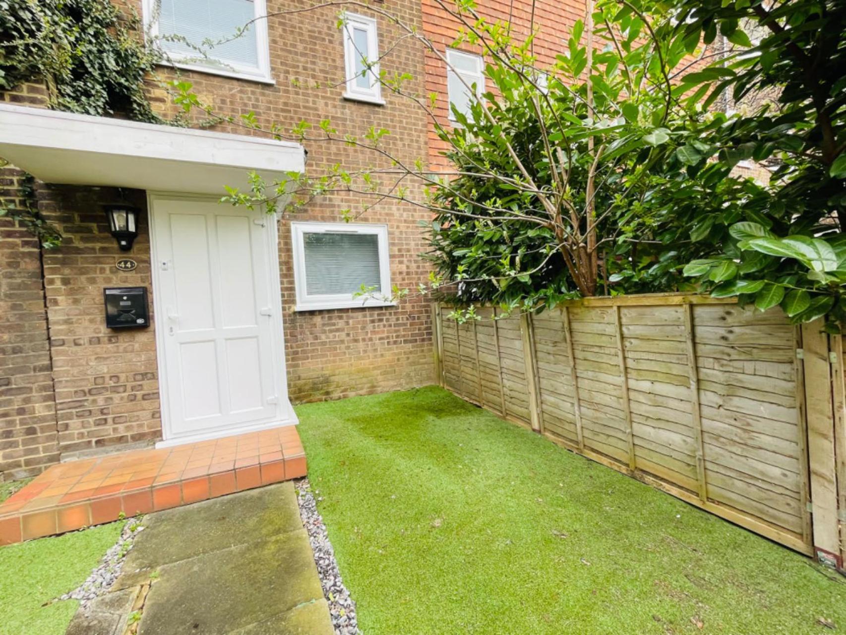 Spacious Double Bedroom With Private Bathroom Ensuite In Canary Wharf E14, Only 1 Stop To Excel And O2 For Short Or Long Let In Canary Wharf, Less Than An Hour From Heathrow, Stansted And Gatwick Airport Maison d'hôtes