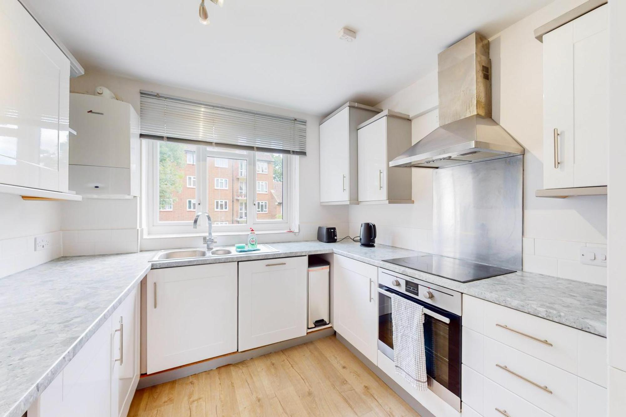 Lovely 2 Bed With Balcony Near East Putney Station *