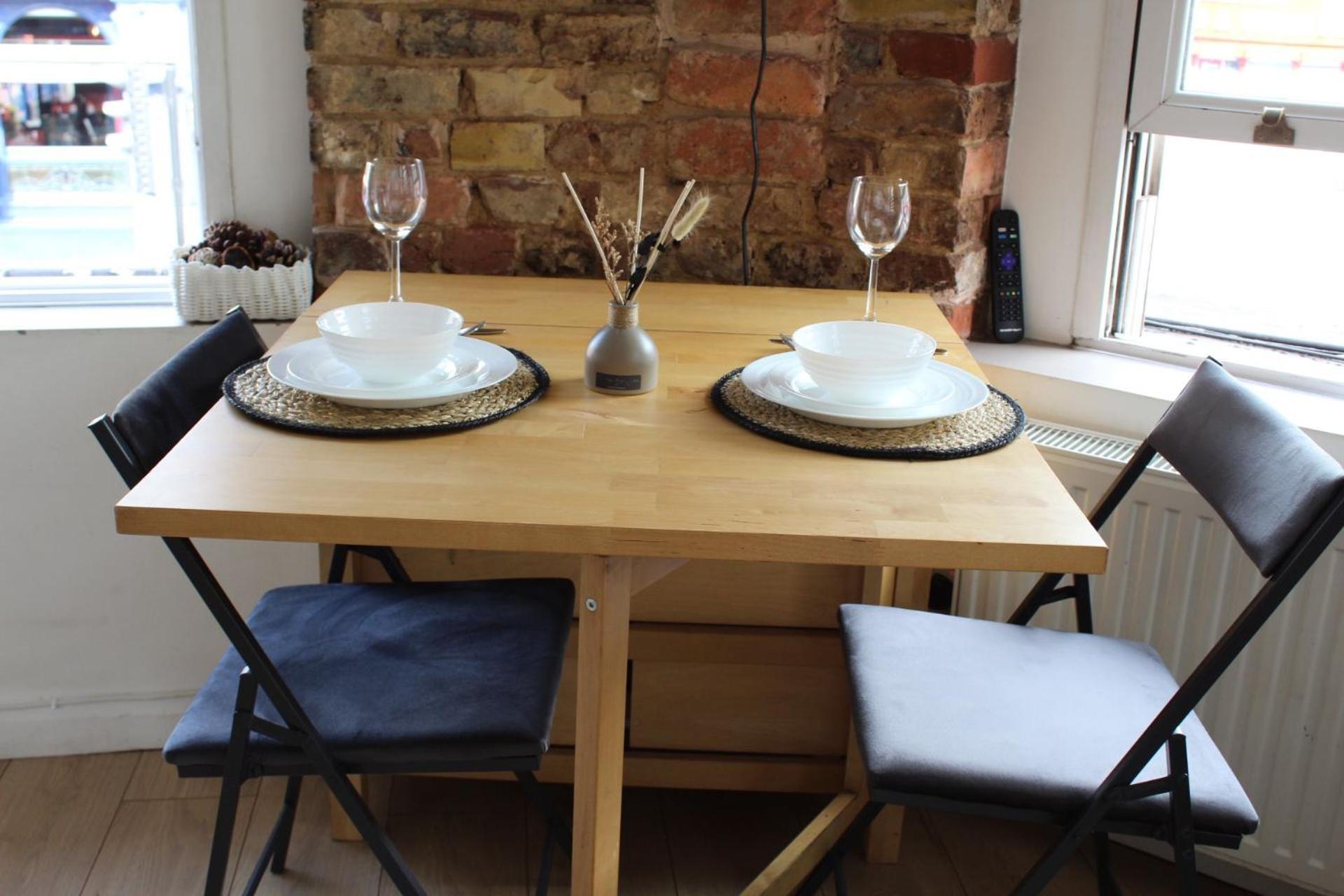 Rustic Hideout Contractor Friendly Spacious Apartment London