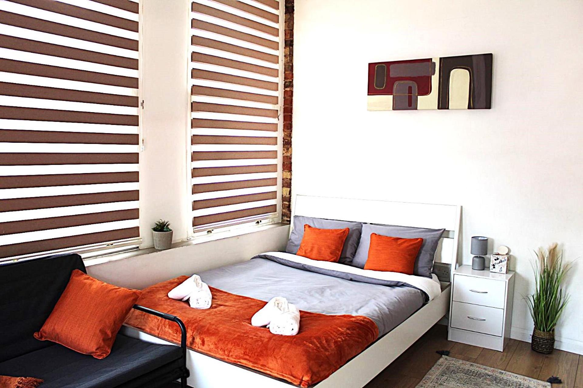 Rustic Hideout Contractor Friendly Spacious Apartment London