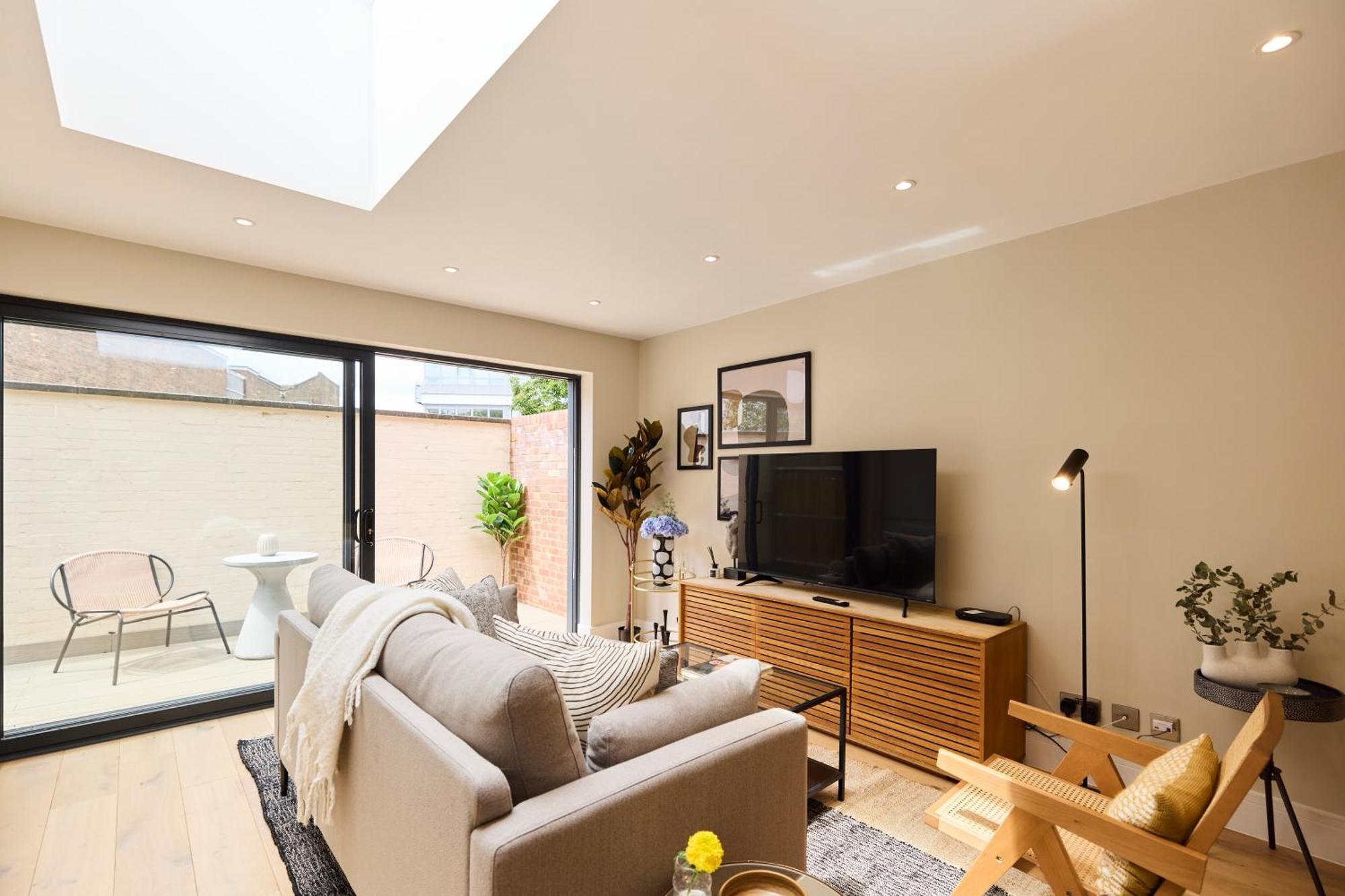 The Brixton Hill Place - Exquisite 2bdr Flat With Terrace Apartment