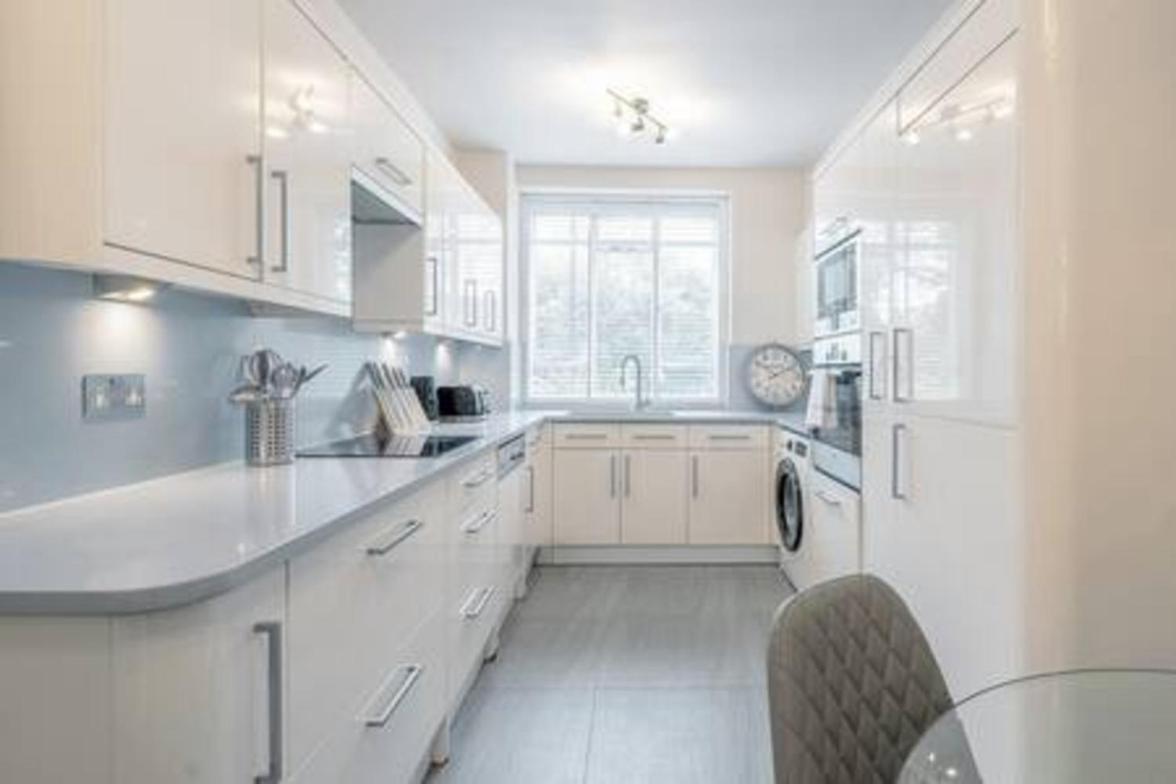 Location - Spacious 2bed In Front Of Hyde Park Appartement *
