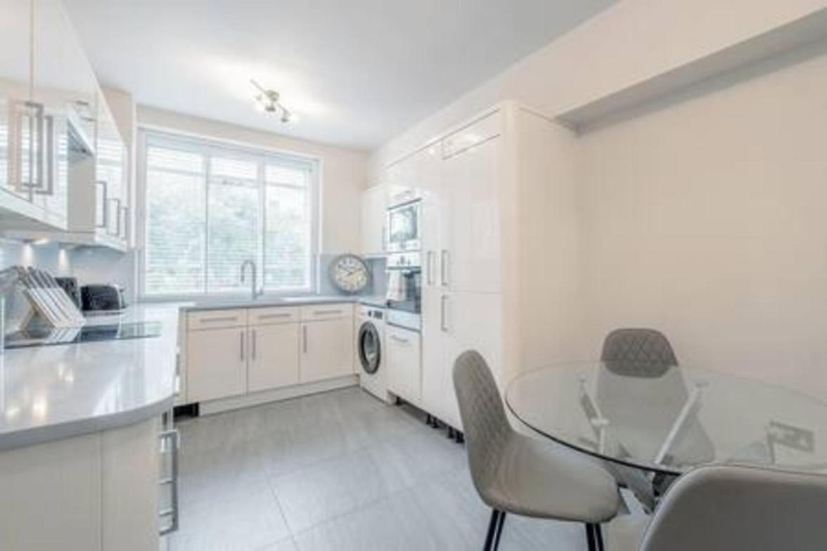Location - Spacious 2bed In Front Of Hyde Park Appartement
