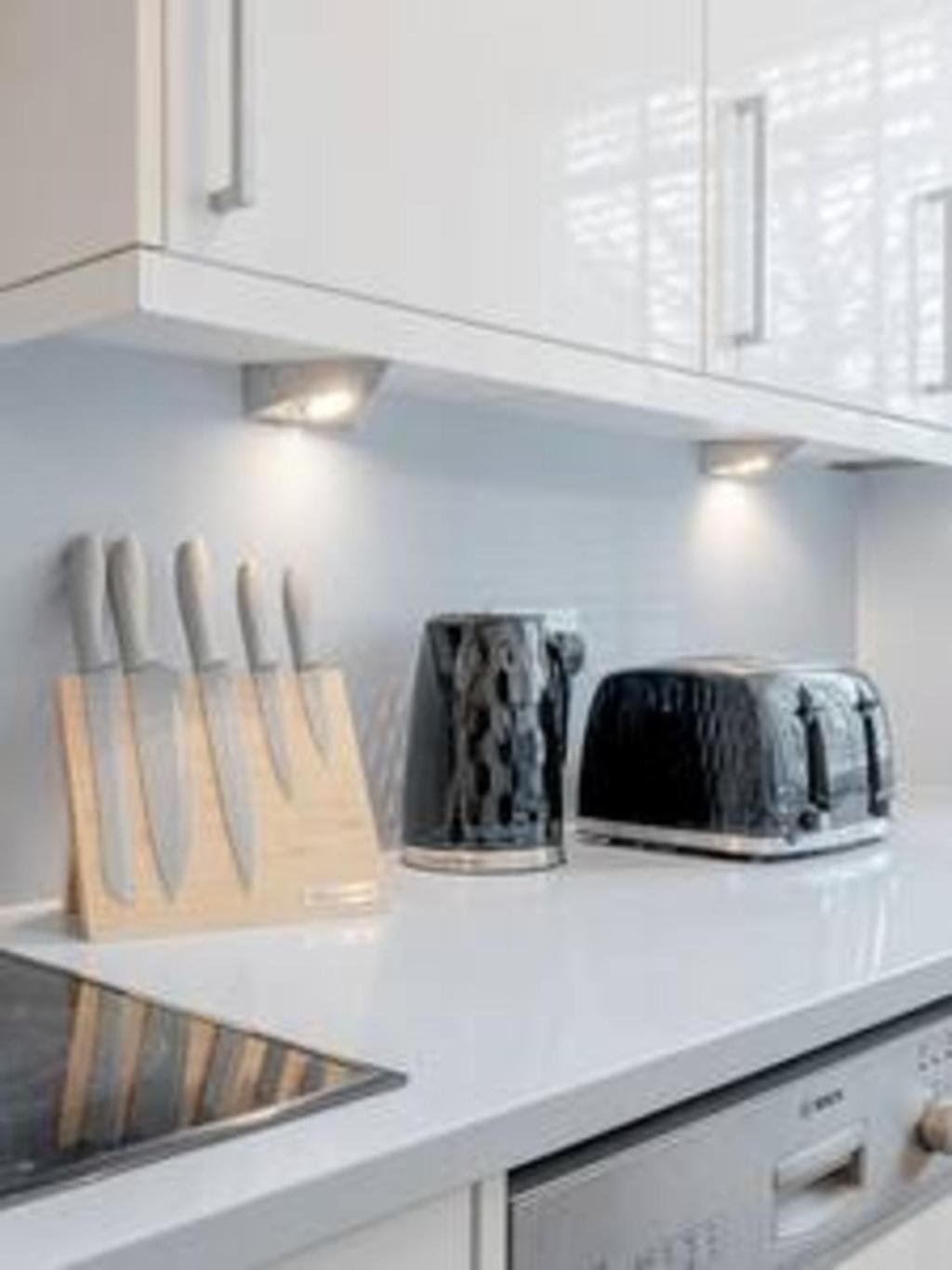 Location - Spacious 2bed In Front Of Hyde Park Appartement