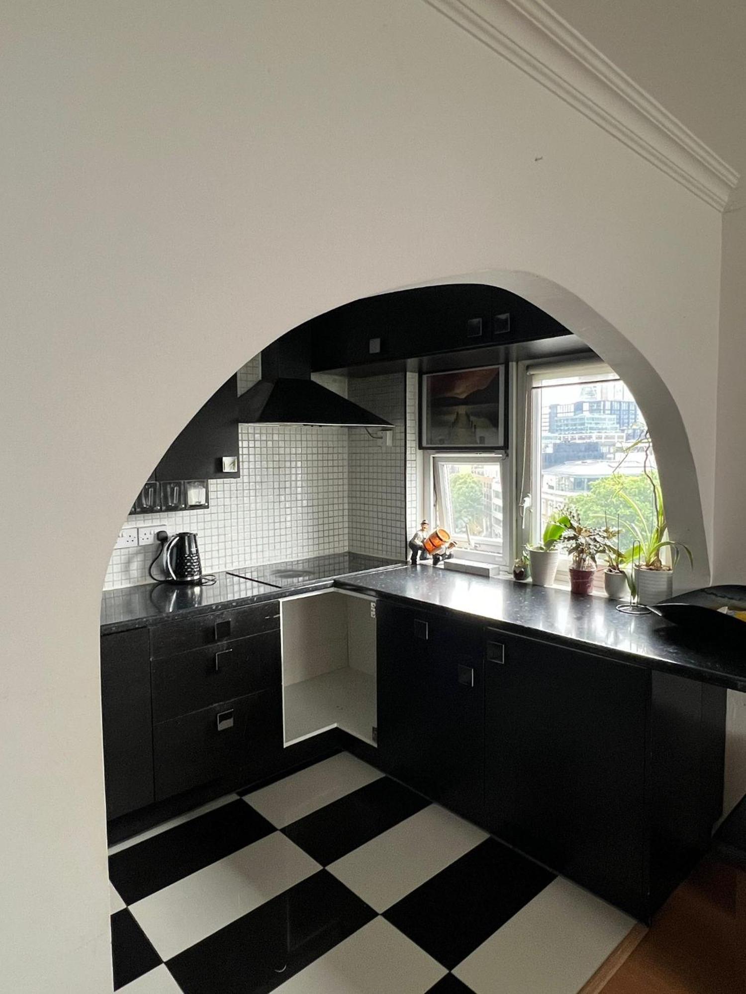 2 Bedroom Flat In Zone 1 East With Parking Londres