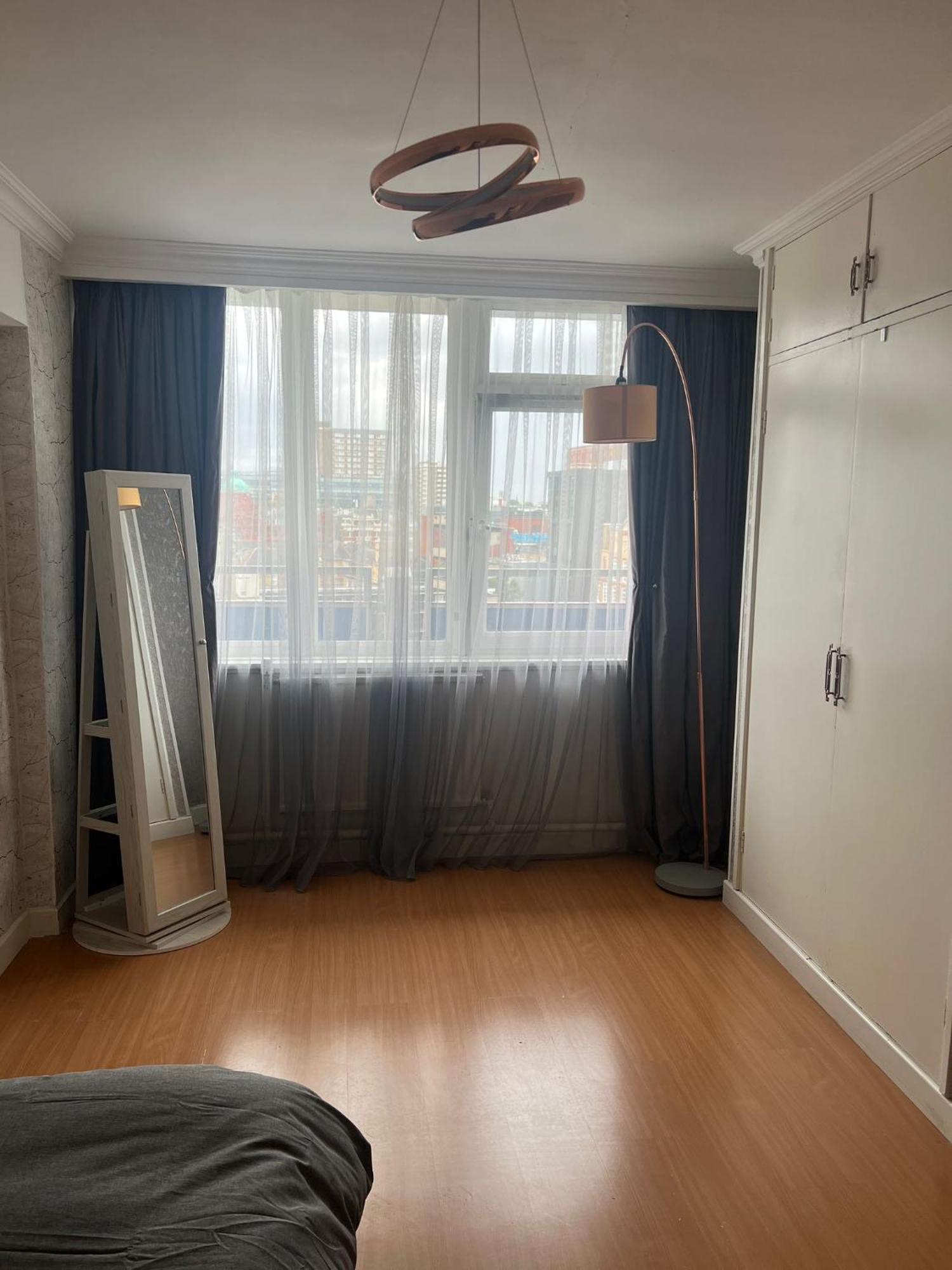 2 Bedroom Flat In Zone 1 East With Parking *