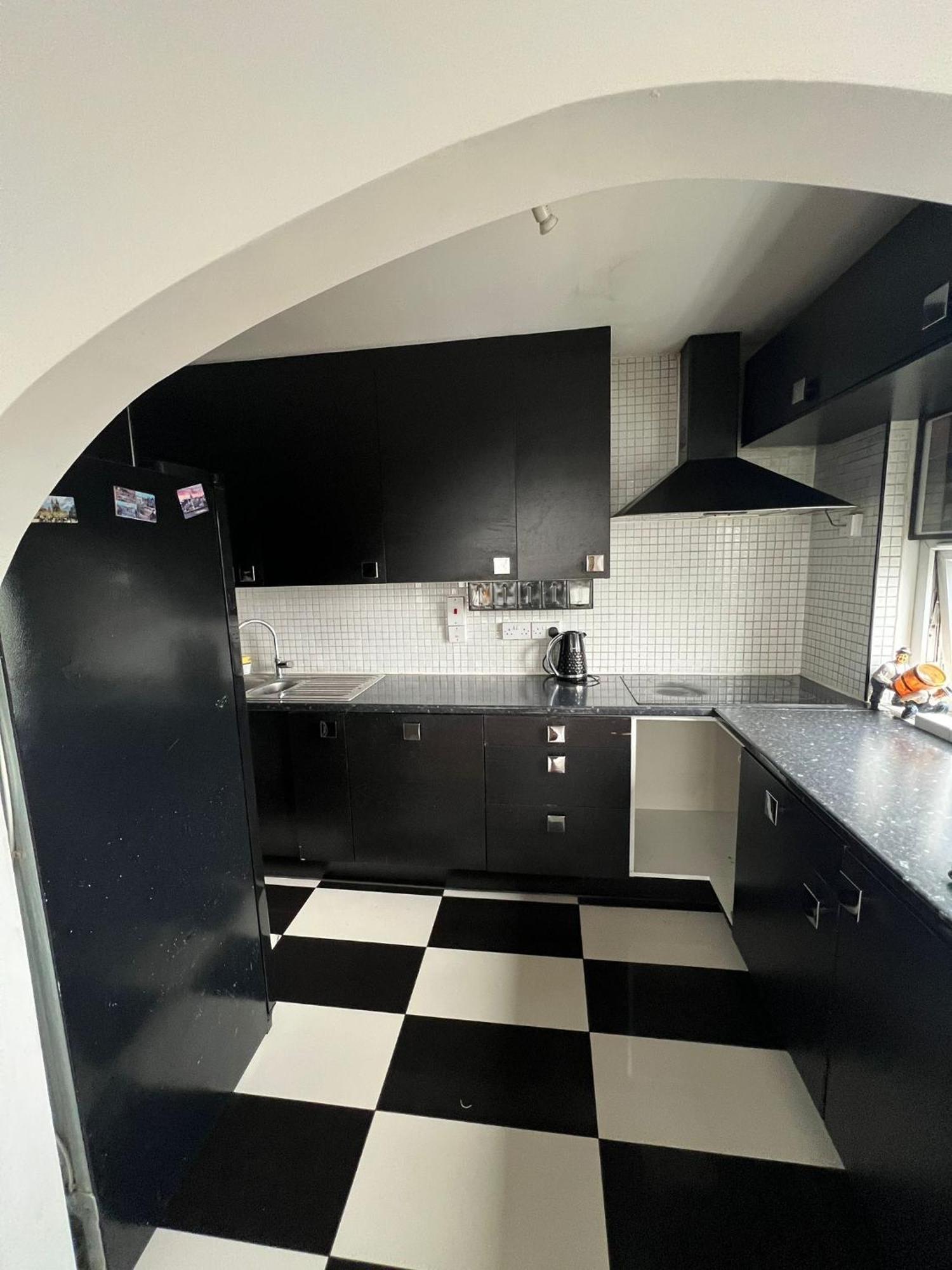 2 Bedroom Flat In Zone 1 East With Parking Londres