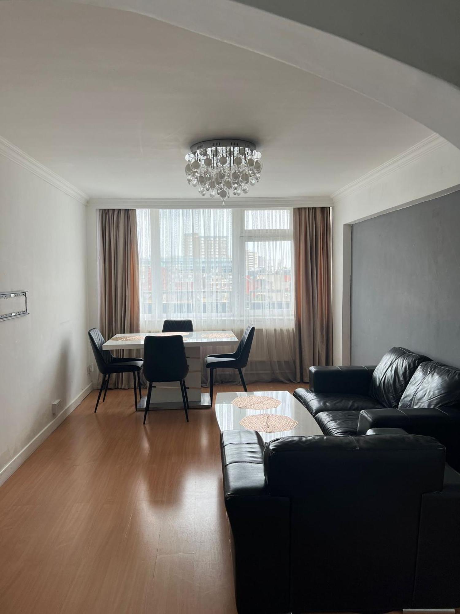 2 Bedroom Flat In Zone 1 East With Parking Londres