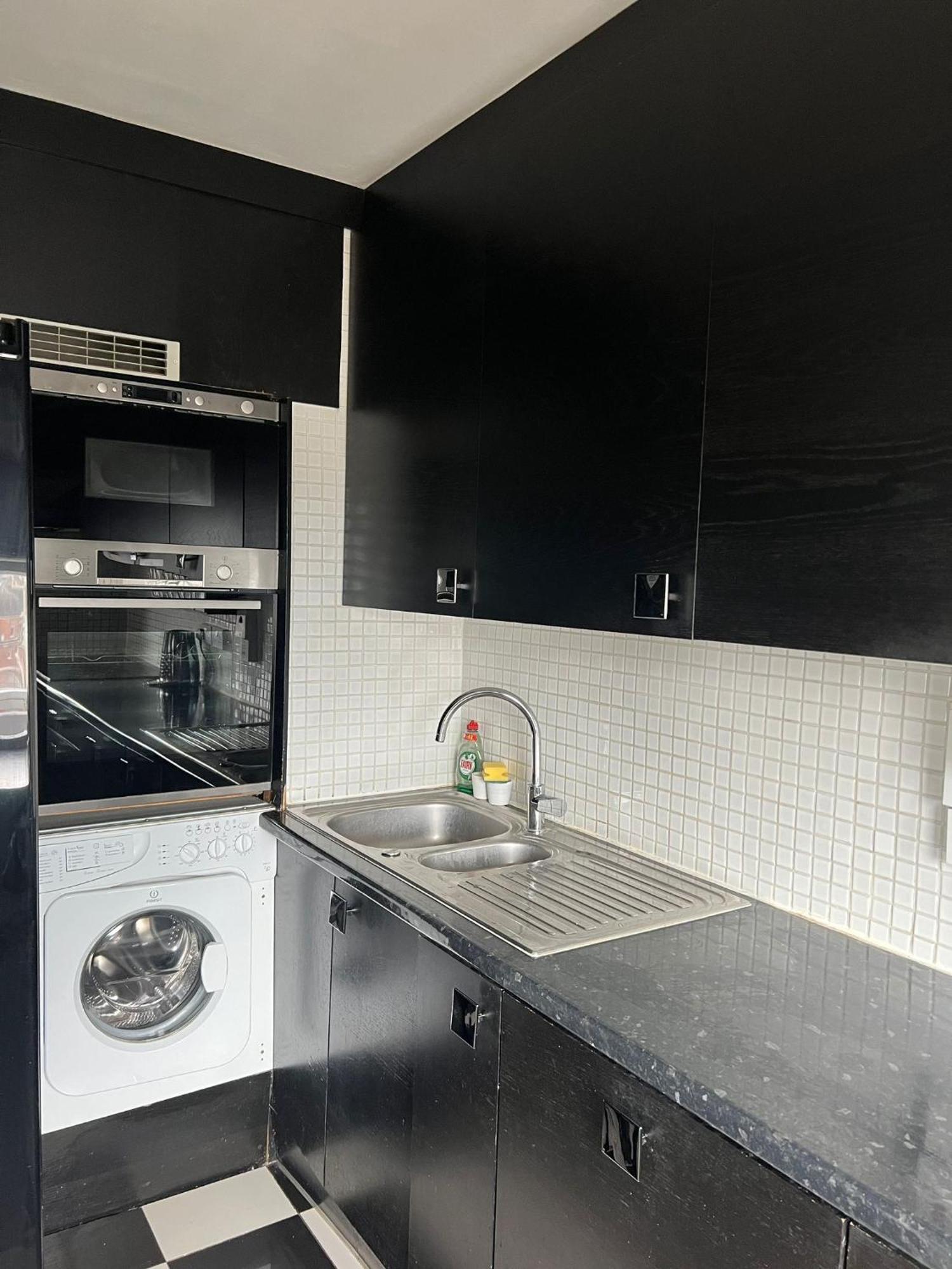 2 Bedroom Flat In Zone 1 East With Parking *