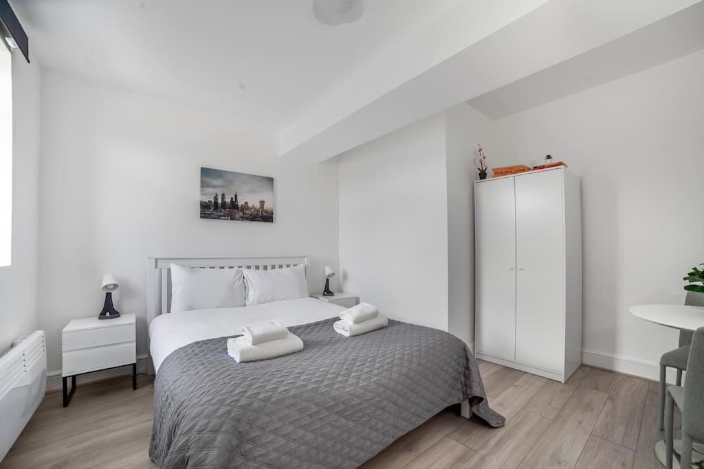 Modern Semi-studio Flat In Historic Setting Londres