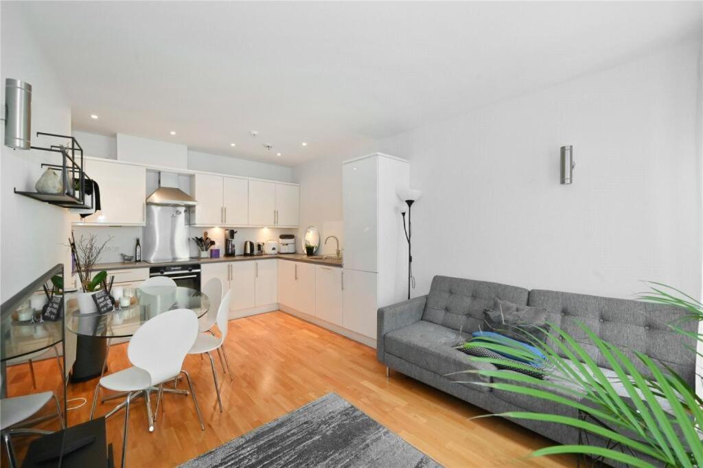 Stylish 2-bed Flat Next To Tower Of Appartement *